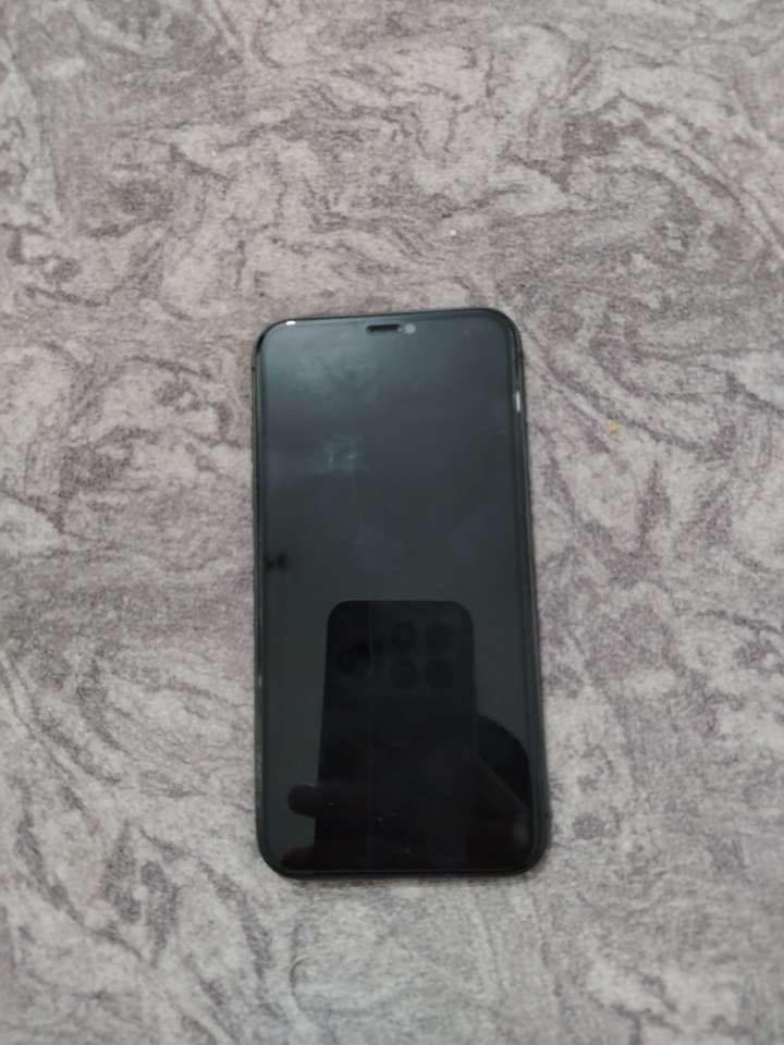 Iphone 11 دوو کامیرە ٢٥٦گیاگا دوو سیم تۆزی تەبع شاشەی ***********هەیە شاشە و پاتری گۆراوە سعر٢٠٠هەزار و مجال
