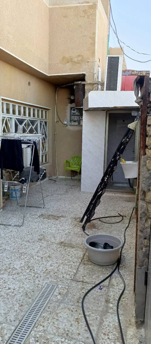 بيت في الحسينيه الرشديه في السكلات14شارع النادي مساحة البيت 200متر الجبهه 10النزال 20 البيت مكون من استقبال وهول وحولي وغرفة نوم ومطبخ وصحيات خرجيه وداخليه مطبك ارضيات كامل الطابق الثاني 3غرف نوم وحولي وحمام مشترك وسطح شتايكر بيت طابو صرف سعر البيت 140 للتواصل على هذة الرقم ***********
