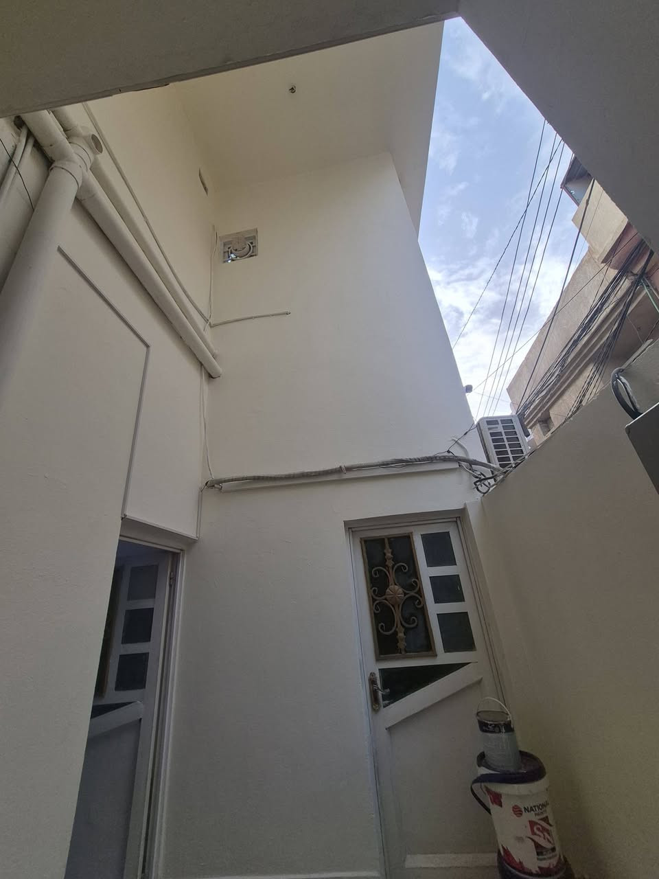 🏡 بيت للبيع – فرصة مميزة 🏡
للبيع دار سكنية بمساحة ١٠٠ متر، مكونة من ٣ طوابق، موقع ممتاز بالقرب من مدينة ألعاب السندباد – السايدين الجدد، تقريباً ١٠ دقائق مشي عن الإمام ✨

🔹 تفاصيل الدار:▪️ الطابق الأول:غرفتين + صالة + استقبال + حمامين

▪️ الطابق الثاني:يحتوي على سويتين مستقلتين، كل سويت بمساحة ٥٠ متر ومتكامل الخدمات

▪️ الطابق الثالث:سويت كامل مستقل مع نصف سطح

✔️ الدار مناسبة للسكن العائلي أو للاستثمار وتأجير السويتات

💰 السعر: خاص

📞 للاستفسار والمشاهدة يرجى التواصل على الخاص
 ***********
