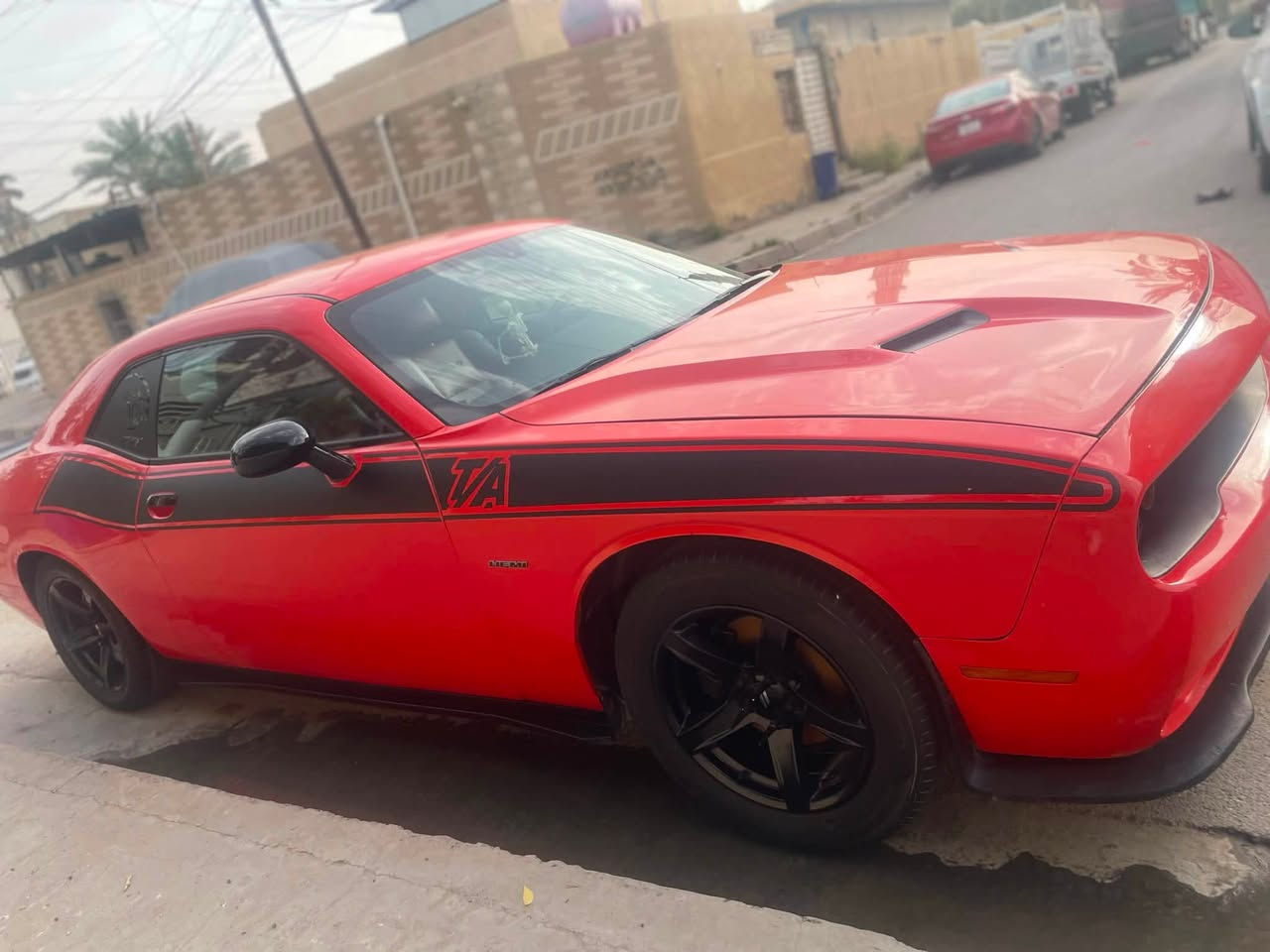 بسم الله يا الله
للبيع جالنجر RT موديل 2017
* المحرك: HEMI 5.7 V8
* ناقل الحركة: أوتوماتيك 8 سرعات
* الدفع: خلفي (RWD)
* اللون: برتقالي
* الممشى: 55 ألف كم

حالة السيارة:
* عقل الوكالة مقفول وغير مبرمج أو مملعوب بيه.
* المراوح كلها بلديات وممبرمجة.
* الفصلة للـ 4.
* المحرك والكير مكفول والسيارة استخدام شخصي لا استعراض ولا ساحة
حجر شادلها مال سكات ٢١ 
بقية الكزوز بلادي
شاشة جبيرة و كامرة
كشنات تدفئة وتبريد بس ما اعرف شنو مشكلة ميشتغلن
جاهزة للفحص بأي مكان يختاره المشتري.

حادثها موضح بالصور جاملغات امامي ثنينهن وباب سائق وبنيد مصبوغ وشوية يم قبغ البانزين 
راديترات جديدة مبدلهن البقية على وضع وكالة حتى ويالة مبدلهن اكبر علمود احافظ على سيارة والصدر
يرادلها شوية ترتيب مازدات ودعامية فقط

السيارة مناسبة للي يدور على RT نظيف كمحرك وكير وممشى قليل مقارنة بالموديل، وكل تفاصيلها واضحة بدون إخفاء.

💰 السعر: (155$) وبيها مجال 
📞 للتواصل: (*********** مكاني الغزالية او منصور
