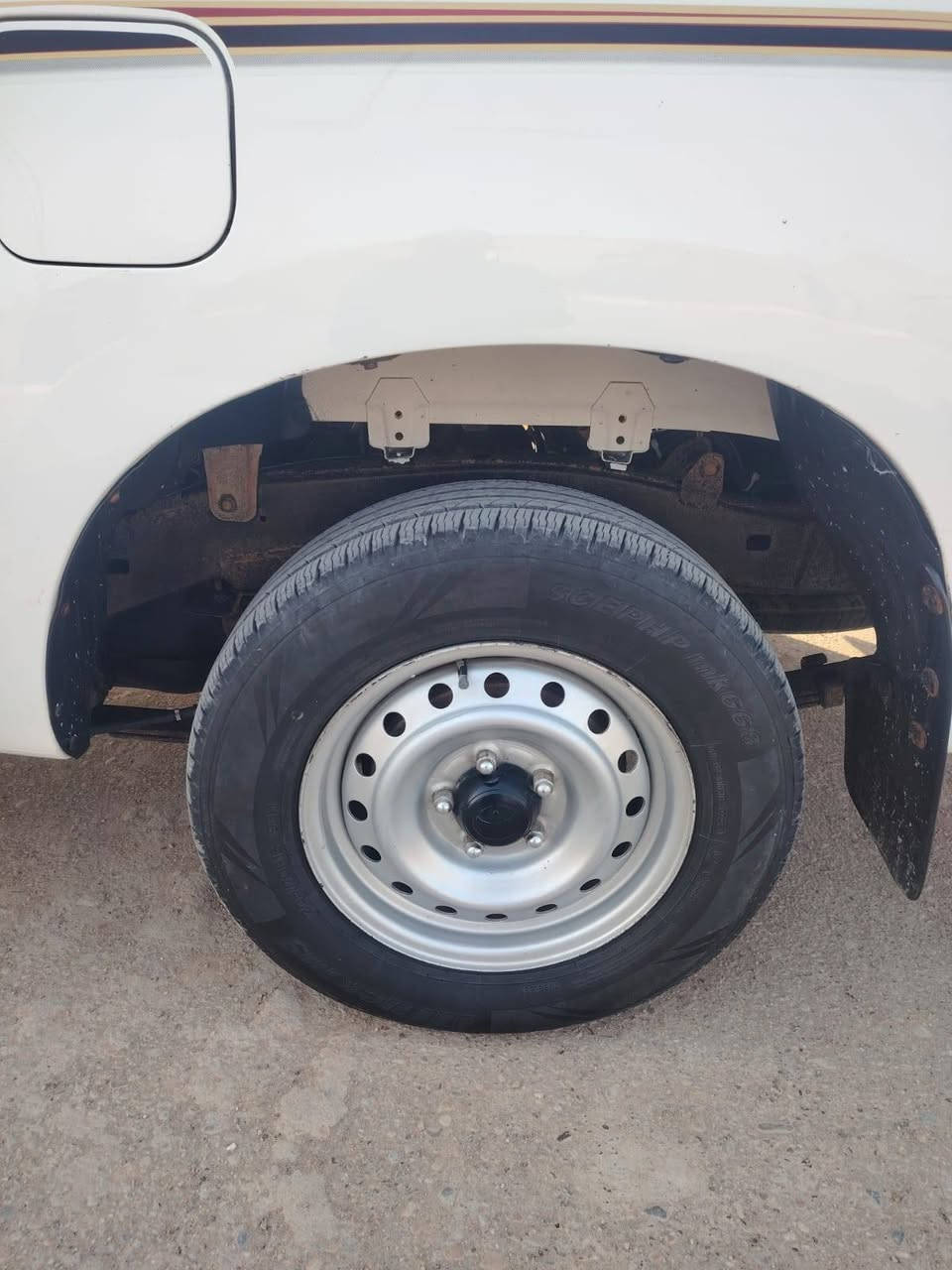 السلام عليكم  سياره هايلوكس موديل 2011 رقم وسنويه بغداد مجدد رقم الإنكليزي السياره جديده مكفول كفاله عامه كلها وضع شركة مامفتوح ماشيه ١٦٠ حقيقي الشراي يتصل على رقم ***********
