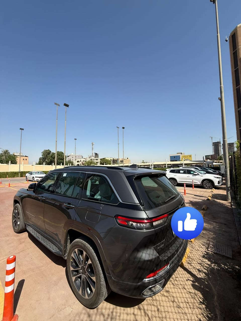 🚗 #للبيع: جيب غراند شيروكي أوفرلاند خليجي 2022 (Overland)  🚗
، معروضة للبيع جيب غراند شيروكي فئة Overland موديل 2022، سيارة راقية جداً وبكامل مواصفاتها التكنولوجية والترفيهية.
📌 تفاصيل السيارة:
 الممشى: 51 ألف ميل فقط.
 بيه بارد بسيط فقط في الباب الخلفي عكس السايق) بدون أي صبغ أو تبديل، وباقي السيارة مكفولة كفالة عامة من كل شيء
رقم بغداد
✨ أبرز المواصفات (Overland):
 محرك Pentastar V6 سعة 3.6 لتر.
 نظام دفع رباعي (4x4) مع أنظمة متعددة للقيادة حسب التضاريس.
 نظام تعليق هوائي (Quadra-Lift) للتحكم بارتفاع وانخفاض السيارة.
 فتحة سقف بانوراما واسعة جداً.
 مقاعد جلد طبيعي (نابا) فخم جداً، مع ميزة التبريد والتدفئة للمقاعد الأمامية.
 شاشة رئيسية كبيرة تدعم Apple CarPlay و Android Auto + شاشة عدادات رقمية.
 نظام صوتي بريميوم فاخر (McIntosh).
 رادار أمامي وخلفي، تحديد مسار، كاميرات 360 درجة، ونظام كشف النقاط العمياء.
💵 السعر المطلوب: 3.900وقابل للتفاوض البسيط بحدود المعقول بعد المعاينة.
📍 مكان المعاينة: بغداد الجادريه 
📞 للتواصل والاستفسار: [***********]
