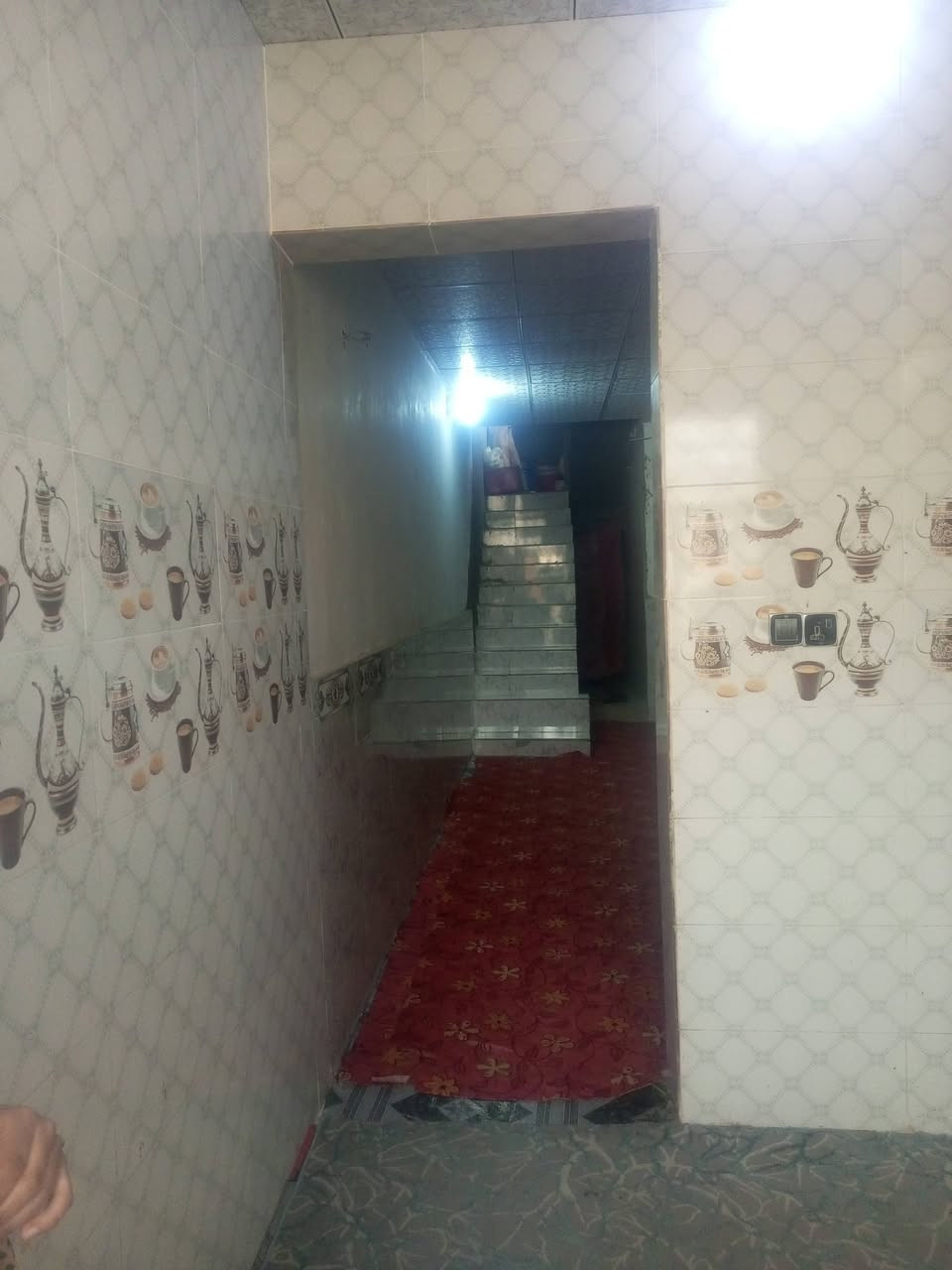 السلام عليكم دار للبيع مساحه 150 غرفتين وصاله ومطبخ واستقبال بنا جديد بنيان ابلوك درجه اولى عكاده البيت مدكوك سقوف المكان طريف نجف كربلاء علا طريق يا علي عمود 134قريب عل شارع ***********
