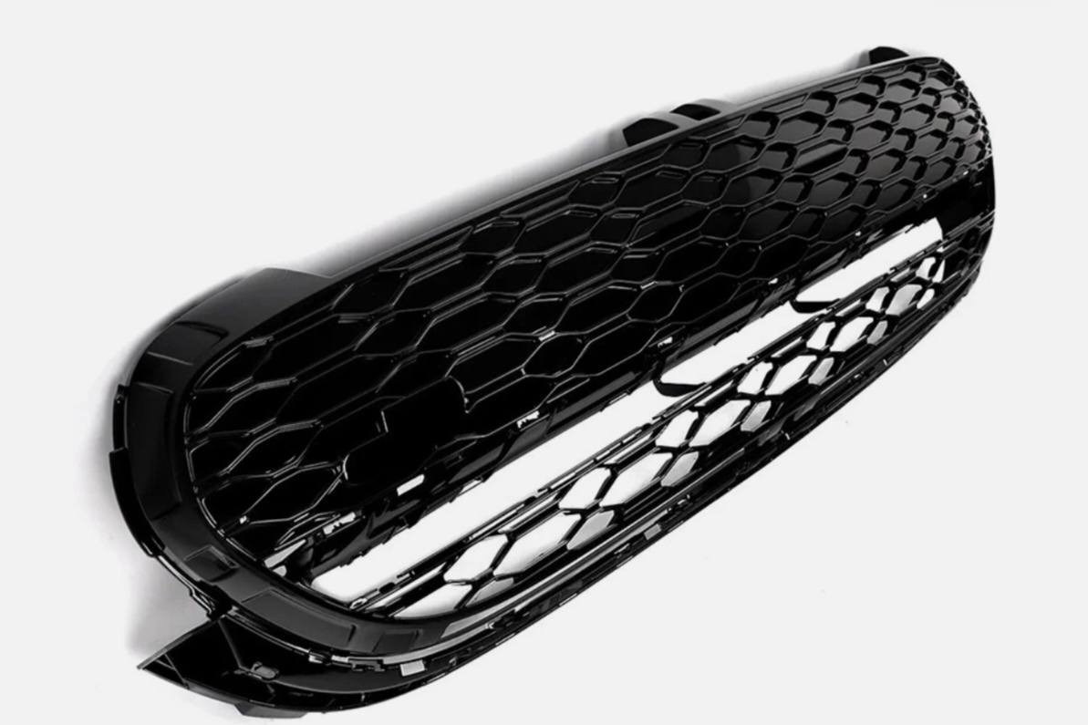 لأصحاب الذوق والتميز.. للبيع شبك أمامي رياضي (Honeycomb) مخصص لسيارات Mini Cooper، يعطي السيارة مظهر هجومي ورياضي جداً (نفس شكل الـ John Cooper Works).
المواصفات:

​الحالة: جديد كرتون (غير مستخدم).

​النوع: JCW Style مع الخط الأحمر المميز.

​اللون: أسود لامع (Piano Black).

​التوافق: يركب على فئات (F55, F56, F57) من موديل 2014 لغاية 2021.

​التركيب: تركيب مباشر (Bolt-on) بدون أي تحوير أو كص بالبدي.

​ملاحظات إضافية:

✅ خامة البلاستيك ABS قوية وتتحمل حرارة جونا.

✅ الشبك بدون فتحات حساسات (للسيارات اللي ما بيها حساسات أمامية أو تحب الشكل الصافي).

✅ التصميم يسمح بمرور هواء أفضل للتبريد.
للأستفسار ..***********
