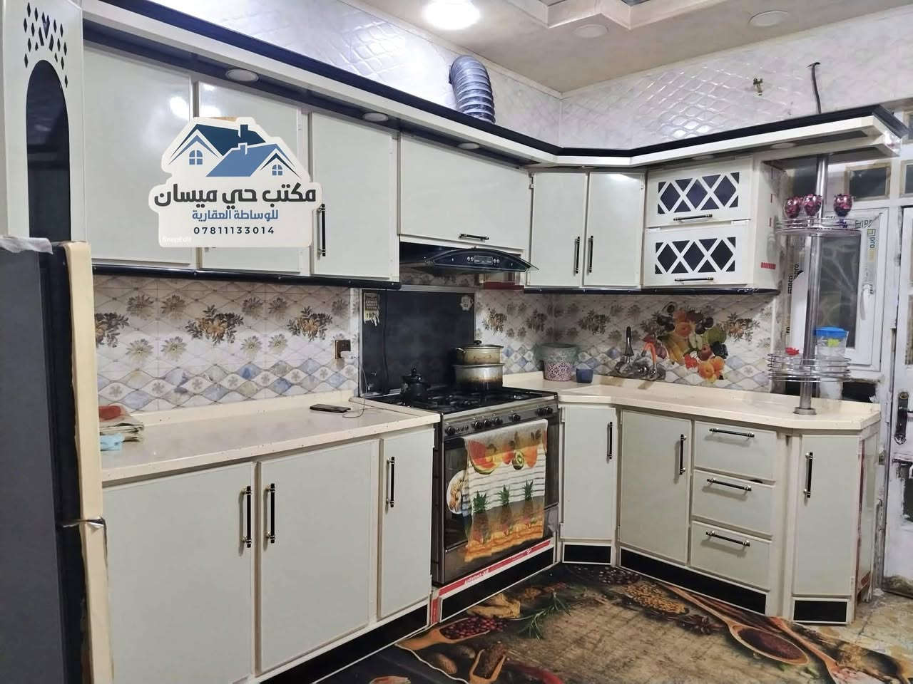 للبيع بيت 125 متر طابقين صب كونكريت جنب شارع الجامع مباشرة حي ميسان يحتوي الطابق الاول على غرفة و صالة و مطبخ و استقبال و صحيات و الطابق الثاني غرفتين و صالة السعر 145 وبي مجال للاستفسار اتصل ***********
