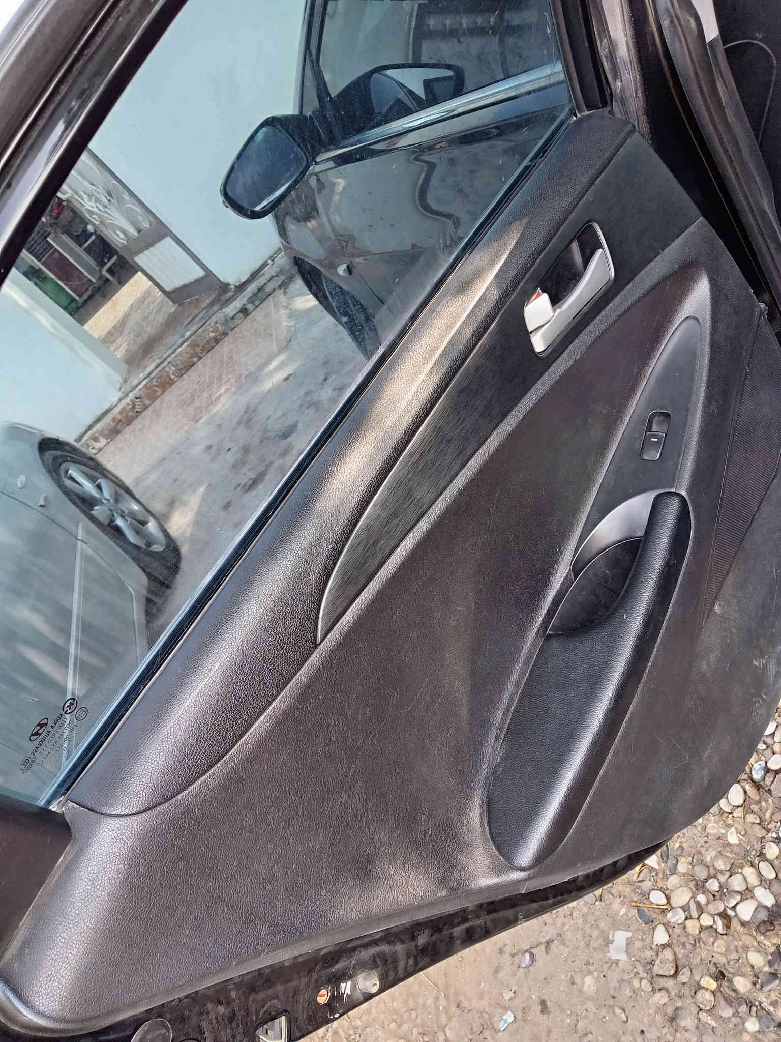 بەناوی خوای گەورە 
سۆناتا ٢٠١٣
موس موس 
بۆفرۆشتن و گۆڕینەوە 
بەشەرت گێڕو مەکینە و تەقەو ڕەقە
سەخفی بۆیاخ نیە 
حیزامیش نیە بە حیزام دەیفرۆشم 
سەیارەکە وردە مەسروفی تیایە لە ڕوی بۆیاخو جوانکاریوە 
موشتەری پەیوەندی کات لەخزمەتیام 
سعری ٤٧گڵاو مەجالی تیایە 
***********
 کەلار
