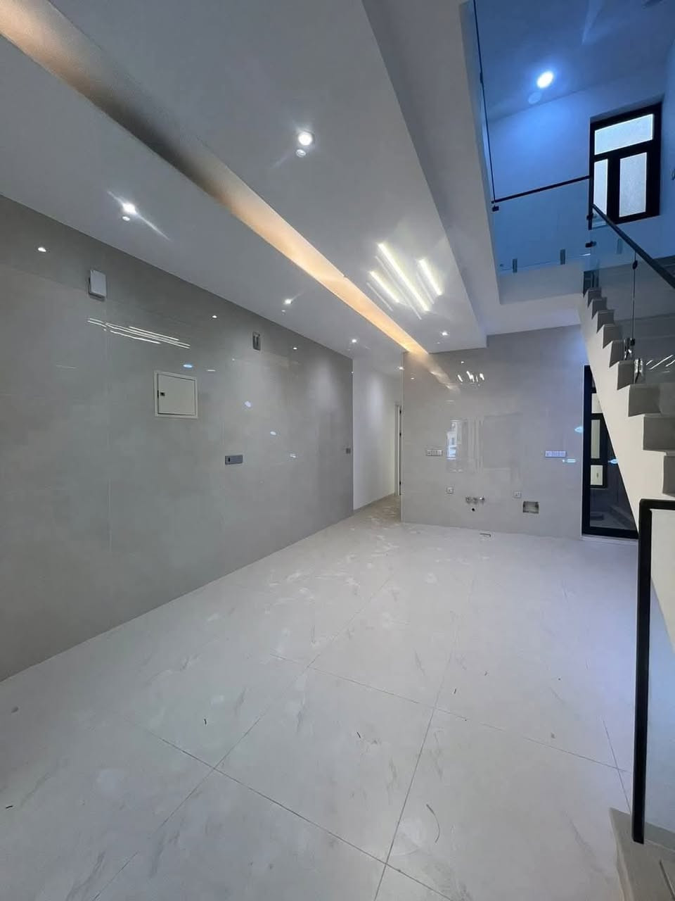 🏡 دار زيرو للبيع – المنصور / حي دراغ ✨
📐 المساحة: 100 متر - الواجهة: 5 متر

🏗 سنة البناء: 2026
🛏 التفاصيل: • 3 غرف نوم • صالة مريحة
• مطبخ • حمام عدد 2 • 2 منور

✨ دار حديثة بتصميم عملي ومناسبة للسكن العائلي

📞 للاستفسار: *********** واتساب
🏢 مكتب أمير علي للعقار – المنصور / حي دراغ

#المنصور #حي_دراغ #عقارات_بغداد #بيع_وشراء #دار_للبيع
