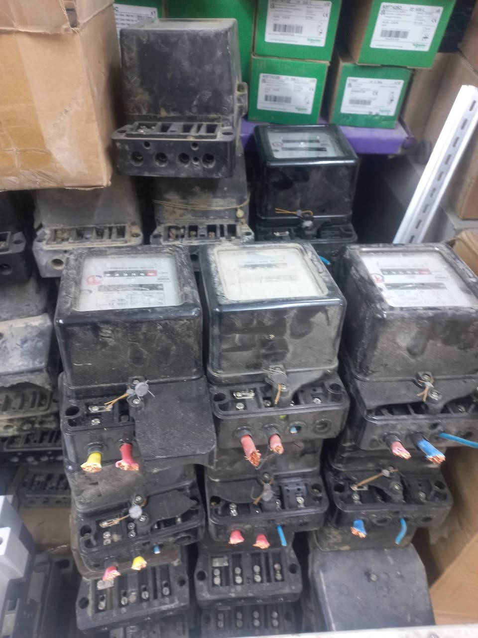 عقيل الكهربائي لتصليح المولدات والتاسيسات الكهربائيه ***********
