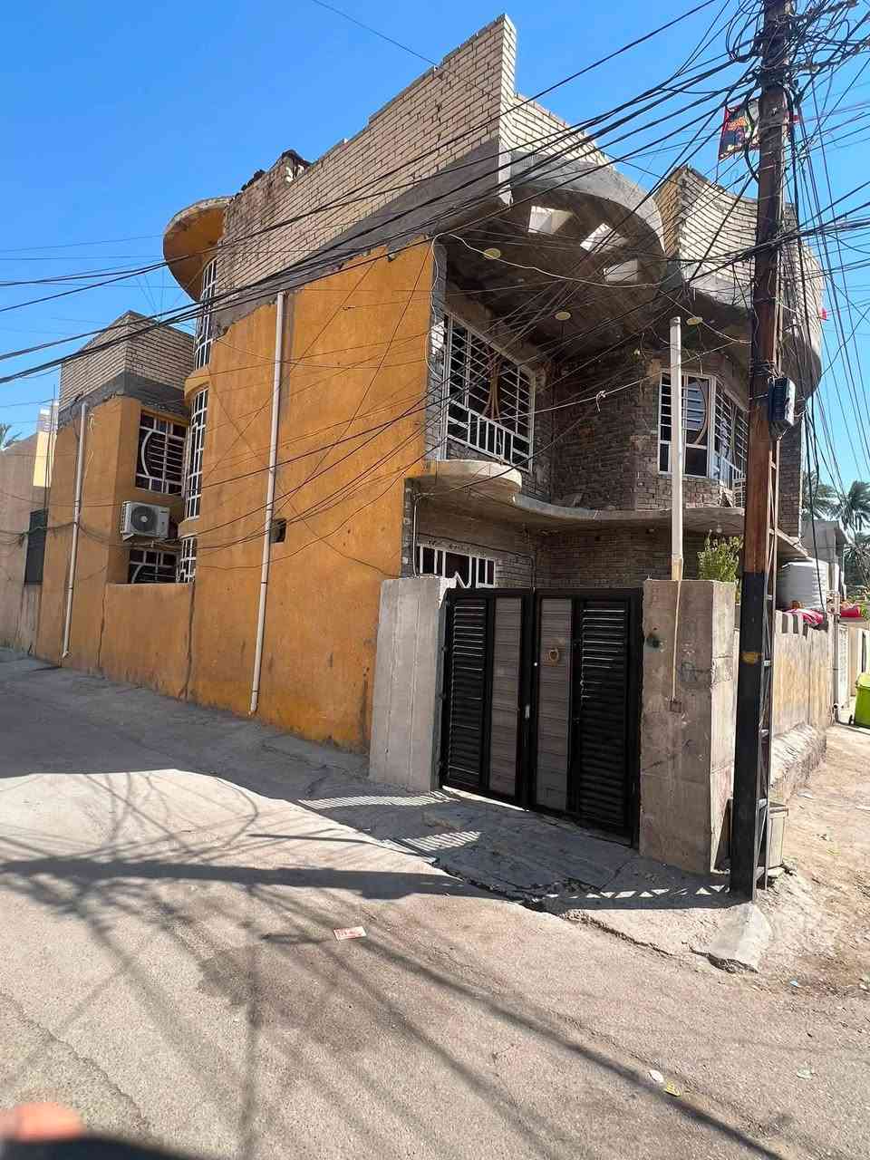 بيت طابـو زراعـي سنـد 25
مساحتـه الكليـه 160متـر مربـع 
متكـون من طابـقين يحتـوي علـى 6 غرف نوم  ويحتوي على حمامات 🛁 عددٍ أثنين و أستقبـال و مطبـخ و صالـة و مناور عدد أثنيـن
للأستفسـار أكثـر التواصـل مع صاحـب الــدار  (***********)
