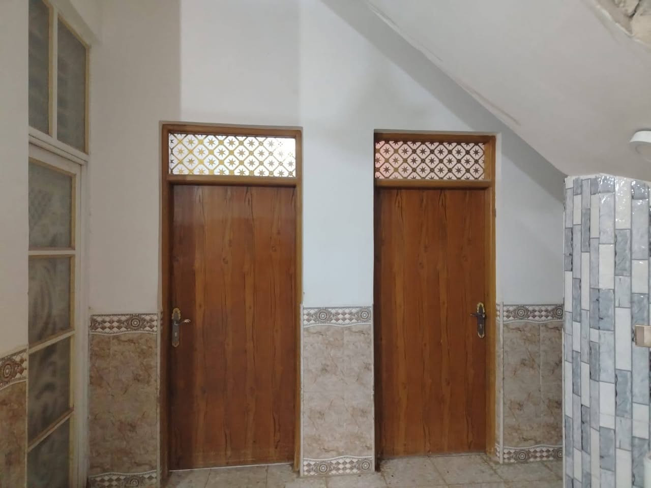 دار للبيع مساحه 150م الاساس صب البناء طابوك والسقف صب غرفتين وصاله وستقبال ومطبخ وصحيات الدار جاهز فول شارع المطار القديم قرب شارع علكم السعر 65وبي مجال للشراي الاستفسار على الرقم ***********
