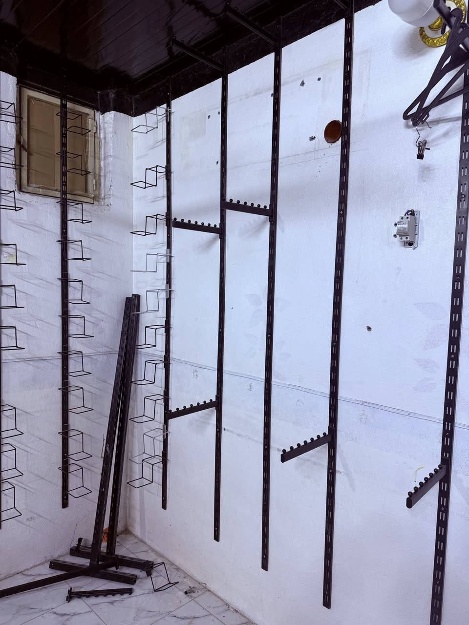 سلام عليكم للبيع شلع جدد ستخدام شهر وتعزل المحل رقم هاتف ***********
