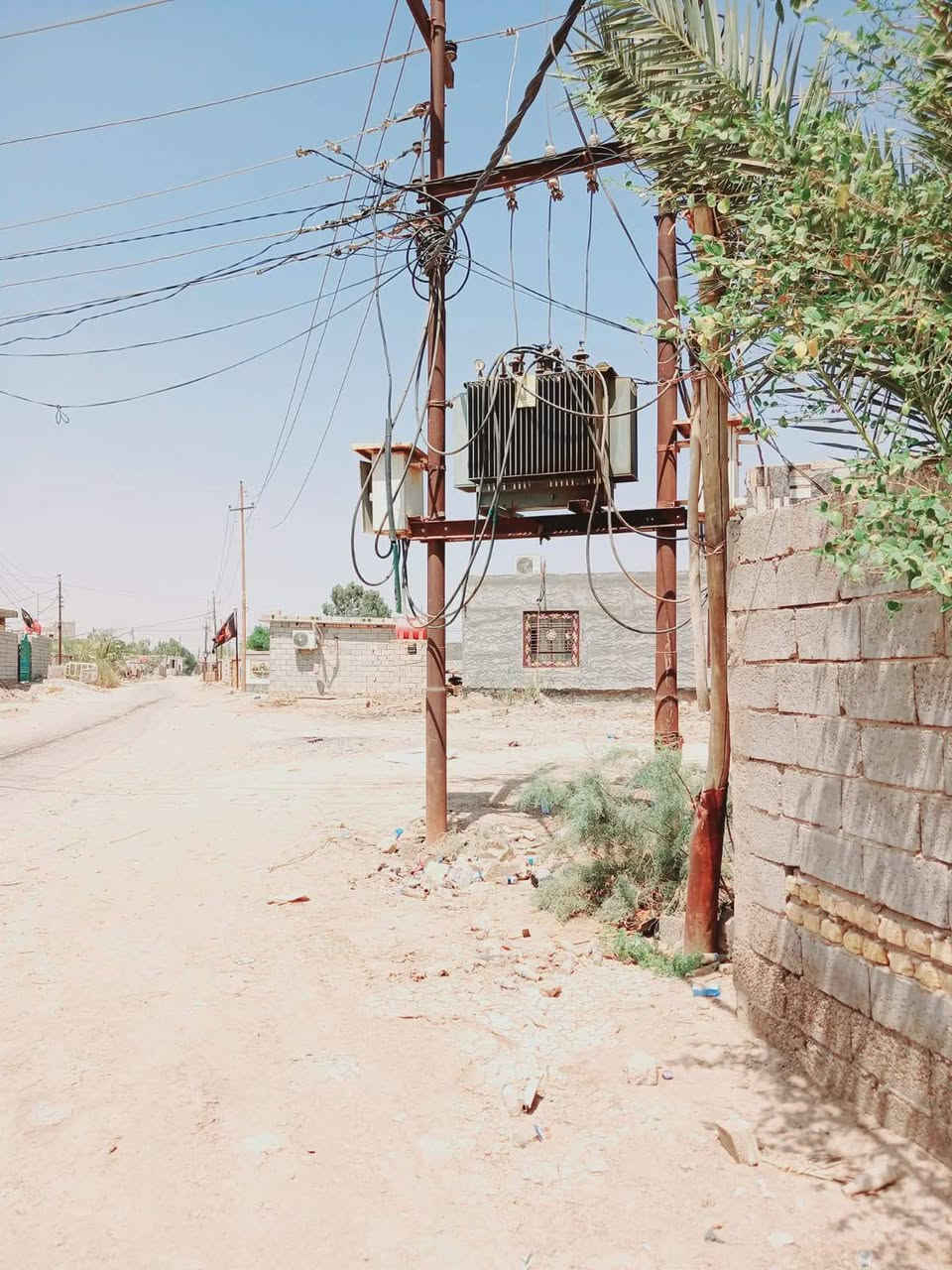 بيت للبيع المساحه 500 متر قرب ملعب السنبله اسم القرية العطاء علئ طريق الحمزه كافت الخدمات المحوله بالباب مدارس متوصطه وبتدايئه السعر 38 وبي مجال بسيط رقم الهاتف *********** غير متواجد ع الفيس
