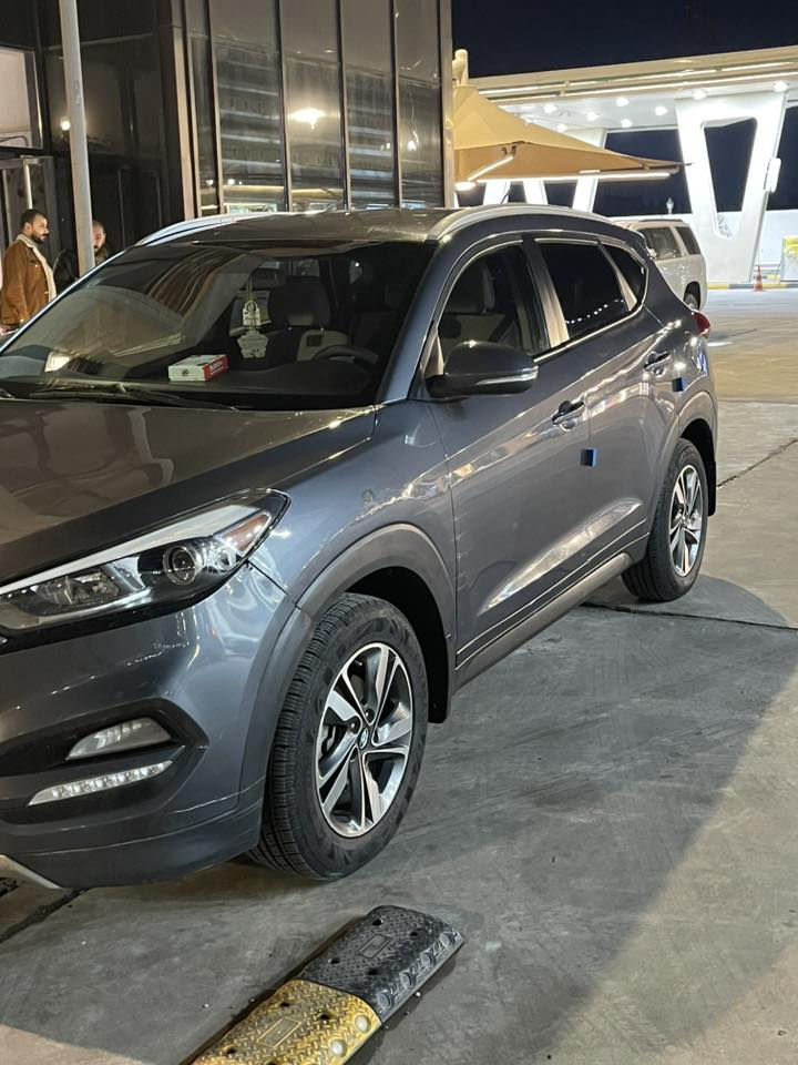 السلام عليكم توسان امريكي مديل2016 شكل ال17
بيها صبغ بنيد وبابين بدون دواخل 
كير محرك صدر تايرات جديد 
محرك 2000
مواصفات تحكمات جهتين كشن كهربائي بلوتوث تلث انضمة قيادة 
اشاير بالمري ويل كب 
رقم بغداد الدولي بسمي 
العنوان بغداد المشتل 
للتواصل ***********
