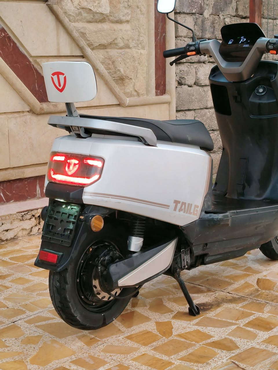 السلام عليكم 🤎
ماطور شحن 🔋⚡
نوع  :      الريان 

مواصفات:

1. 6بطاريات دبل 32A
2اشاير يمين يسار 
3.مري 2
4.هورن 
5.ملف 2,000
6.بريكات هيدروليك أصلي 
7.لايت عالي ناصي زينون 
8. شاشه تحدد العطل و وتقراء المسافة
9. ستاند عدد 2 
10. عدد السرع 3 يمشيك حقيقي 65
11. نظام P 
12.تايرات جدد ونضاف 
النظافه قدام العين 90%
عنوان: موصل جانب الأيسر 

للتواصل الاتصال علا الرقم 
***********
أو مراسله الصفحة خاص
