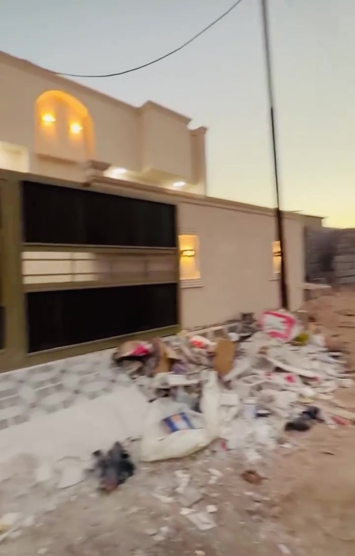 يعلن مكتب عقارات دار الجزيره عن توفر منزل مساحه 165 متر 
في الجزيرة الصقر يبعد عن مدرسة الصقر 150 متر 
بناء درجه اولى 
للاستفسار 
الاتصال 
***********
واتساب 
***********
