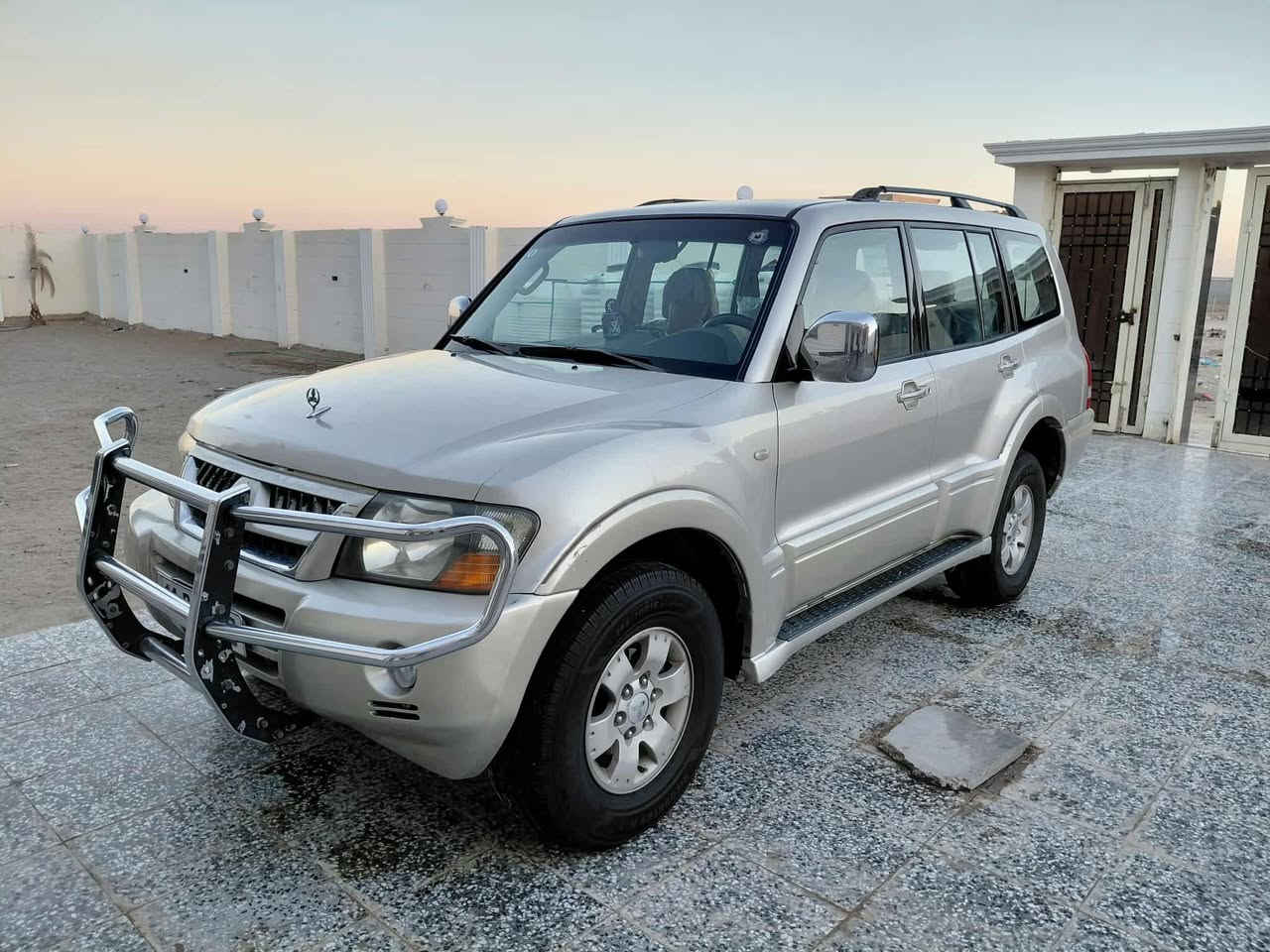 السلام عليكم باجيرو موديل 2003 رقم بغداد نكليزي تحويل ثاني يوم سنويه لغايه 2030 هزه جديده اخوان راح اطيكم تفاصيل السياره كامله مكينه كير حداديه تخم تاير كهربائيات تبرد مكفولات السياره بيها منضومه مال غاز تشتغل غاز وبانزين السياره مكفوله من ضربه وصبغ وتبديل السياره كل نقص مابيها جاهزه برغي ماعايزه  السعر 87 بيها مجال شي بسيط رقم الهاتف *********** اخوان مكاني كربله
