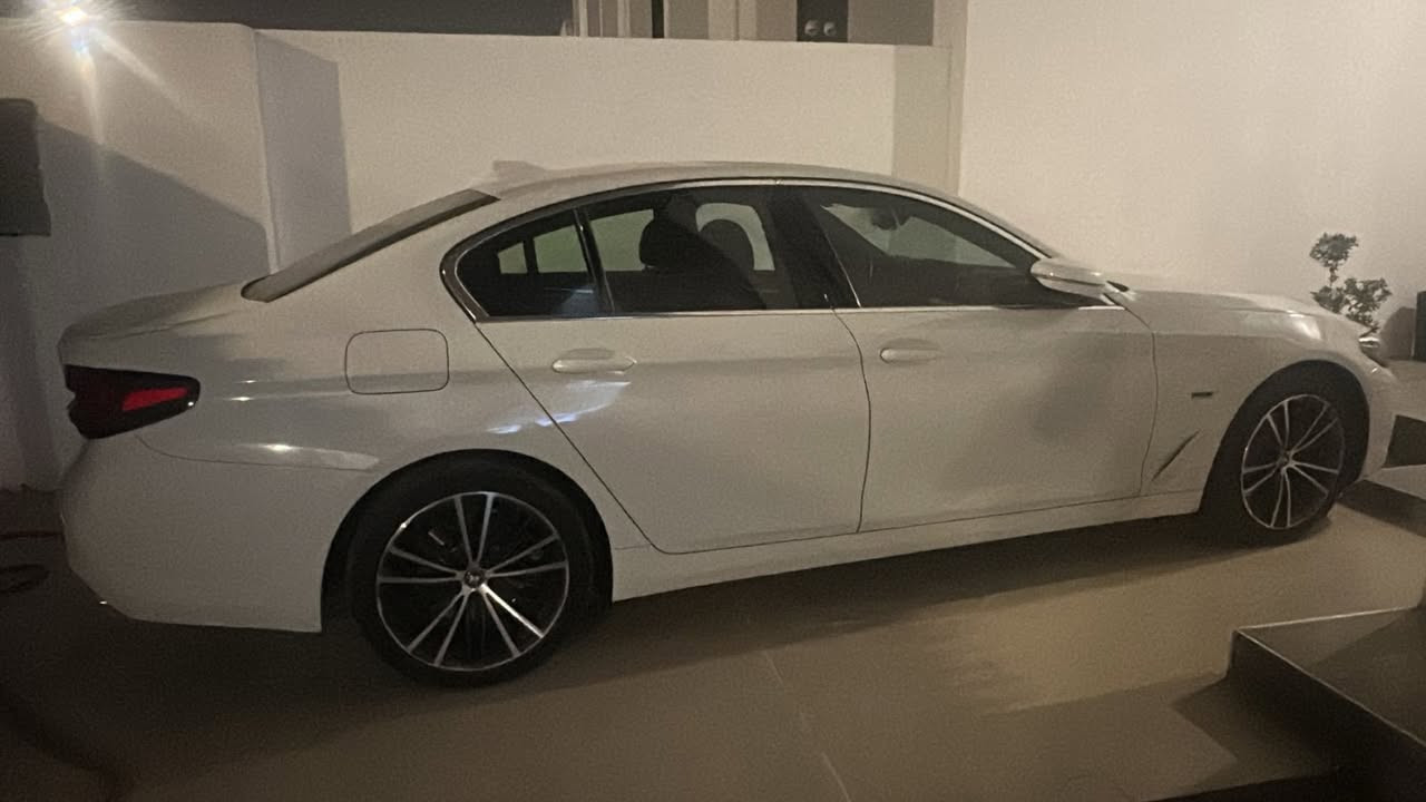 BMW 530e (Plug-in Hybrid) موديل 2023 للبيع
السيارة غنية عن التعريف، قمة بالنظافة، الفخامة، والاقتصادية.
ماشيه 53  ألف ميل فقط.
المواصفات:
 المحرك: هجين (بنزين + كهرباء Plug-in) اقتصادي جداً وقوي بنفس الوقت.
 الداخلية: شاشات ديجيتال كاملة، نظام ماوس ونظام خرائط متطور، كراسي جلد كهرباء مع ذاكرة خزن.
 الأنظمة المساعدة: رادار أمامي وخلفي، حساسات، كاميرا، نظام تحديد مسار، وتنبيه تصادم.
 الإضاءة: لايتات LED ذكية (BMW LED).
 الراحة: فتحة سقف، بصمة تشغيل وأبواب، تبريد مركزي منفصل، تحكم ستيرن كامل.
الضرر 
 الجاملغ: صبغ جاملغ واحد فقط.
 باب السائق: بيه طخة بسيطة وتعدلت (بارد) بدون صبغ.
 باقي السيارة مكفولة من كل نواحي اللغد، الشاصي، والايرباكات  (سليمة 100%).
السعر : 34500$
للتواصل : ‭ ‭+964 783 343 3337‬
مكاني بغداد
