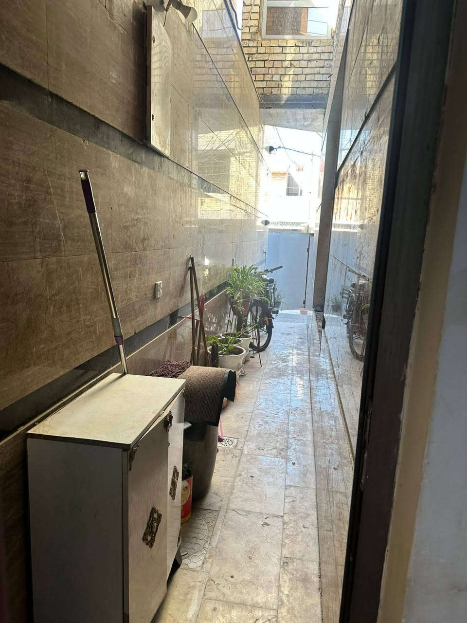 بيت بالدوره بالطعمه للبيع طابو صرف سكني ثلاث طوابق مدخلين بناء حديث ارضيه مرمر ووواجهه مرمر اربع غرف نوم وصاله واستقبال ارتفاع عن الشارع متر المساحه ١٠٠ متر فرع البريد السعر ٢٥٠ وبي مجال هاتف *********** بغداد, العراق
