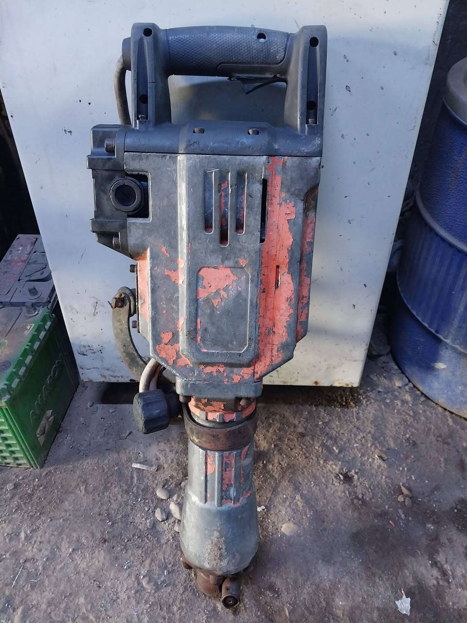 السلام عليكم
دريلات عدد اربعة كسار اثنين اكبار أثنين ازغار 
وسكلات عدد كاملات مكصاتهن درابات ٢ 
السعر كلهن ٢٥٠ ألف مكاني بغداد شارع الكفاح 
***********
