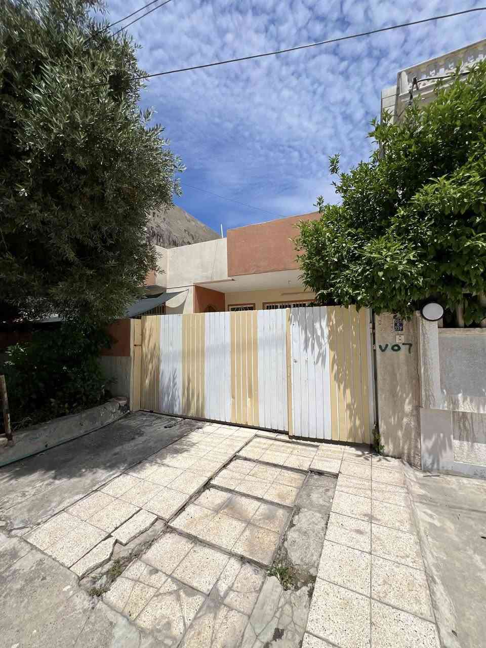 عروض مكتب (( العلاف لتجارة العقارات )) 🌟
🏠دار للبيت 200 متر الواجهة 10 متر 
🛑طابق ونص بناء قديم بحساب ارض 💠

1️⃣الطابق الاول : غرفة نومً  + هول + استقبال + مطبخ كراج + حديقة 🌳+ صحيات 🚾

2️⃣الطابق الثاني : اربعةً غرفةً نوم  + هول + بلكونة 

صحيات 🚾

📄سند سكني ملك صرف / شرط القرآر التمليك والتحويل 

❌لانتعامل برفع سعر العقار عن سعرة الآصلي نجمع البايع بالمشتري مباشرتأ _ لا نوقف البيعة بخلاف عن الدالية 
🛑موقع مميز جداً 💥
🔴سعر مناسب جداً ⚡️
🌍الموقع / حي الصديق (( شارع الفحام )) 🏤

🛑يقع على شارع 20 متر تبليط 💥

للاستفسار 

⏮️مراجعة مكتب العلاف لتجارة العقارات 🌟

أو الاتصال 

☎️ أسيا ***********

أو

 ☎️ كورك ***********

⏪️مع العلاف للعقار استثمارك في آمان ⭐️

🌐عنوان المكتب / الموصل _ حي الزراعي قرب جسر السويس 🔥

📌نستقبل عقاراتكم وطلباتكم العقارية .
