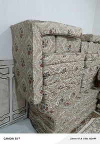 عندي تخم ابو العشرة وعندي ديوان نضيف جديد يعني وكامل ومداخل غسل ومن ال...