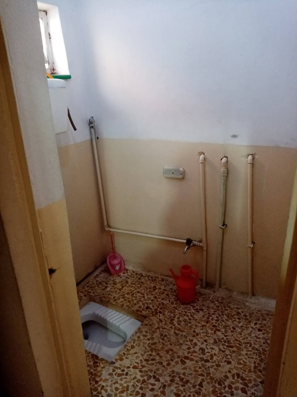 السلام عليكم
بيت للبيع العنوان حي السلام قرب اسواق الربيع مقابل الكشك
مساحه 175 غرفتين وسرداب ومخزن ومطبخ ومشتملات 
الاستفسار الاتصال على الرقم التالي ***********
السعر 60 وبي مجال
