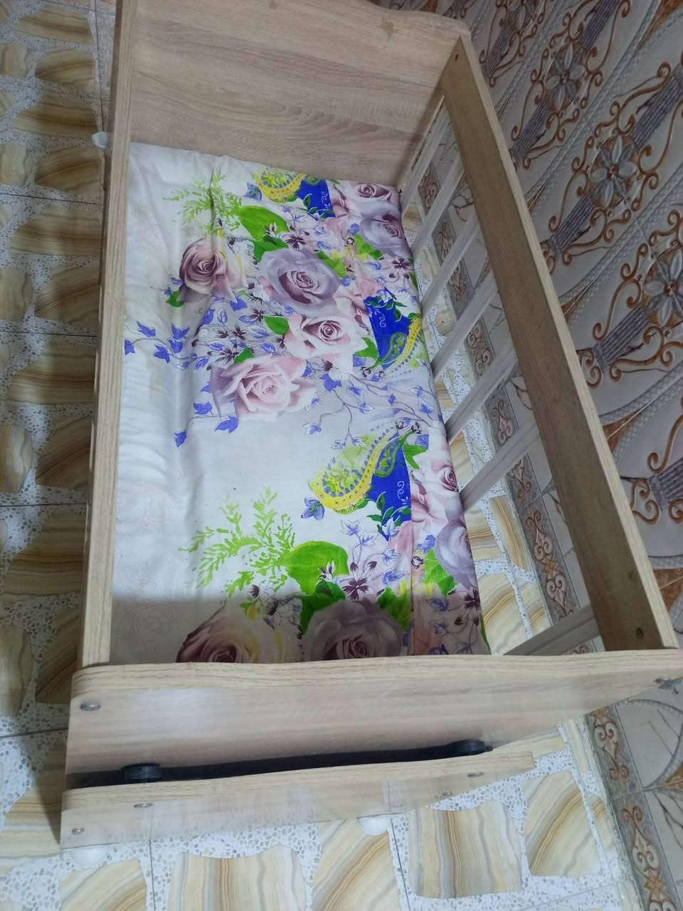 السلام عليكم 

سرير اطفال كبير نظيف جدا ومابي ضرر

وكركوت قليل الاستخدام نظيف و جديد 
السعر خاص واتساب فقط
***********
