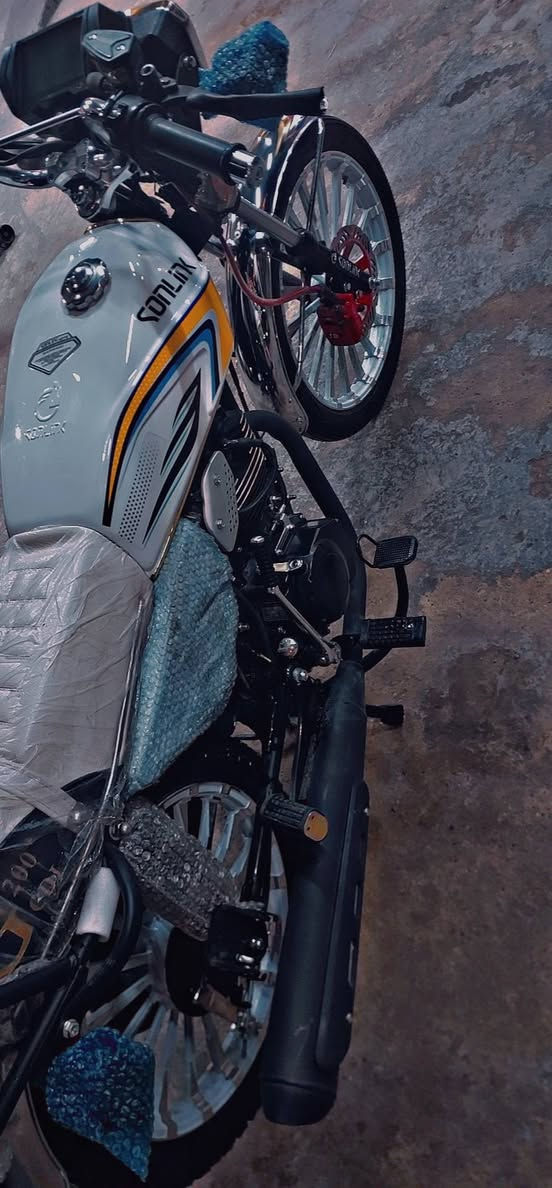 السلام عليكم
دراجة ايراني بعدها بلجيس
ماكينه 200
موديل 25 
5كير 
*********** واتساب
