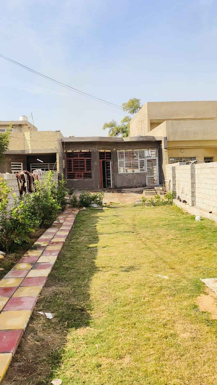 عقد زراعي 17 🏠🏠🏠🏠
كاع 900 متر مع دار 150 م 
الواجهة 7.5 م النزال 125 م 
الدار يحتوي على 
غرفة نوم كبيرة داخلها حمام 
غرفة  صغيرة 
حمام 
صالة كبيرة 
منور 
مطبخ بارد + حار 
استقبال 
البيت بناء طابوق والصب مسلح 
البيت بناء سنة 2024 

المكان جسر ديالى الجديد 
الصمدية او حي الزهراء او السدة 
يبعد عن الشارع الرئيسي ٩٠٠ متر تقريباً 

للاستفسار الاتصال 
على ***********
