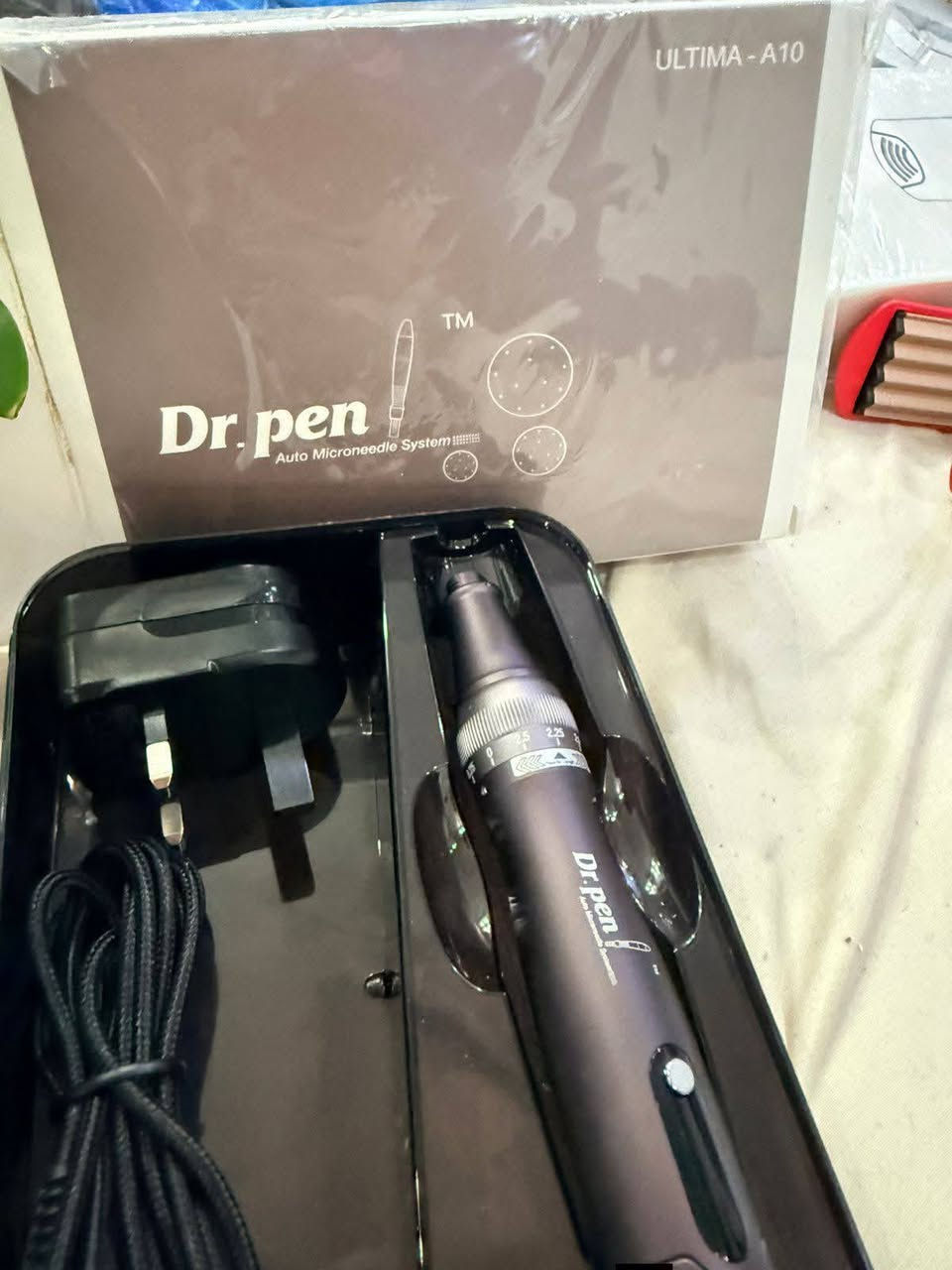 هذا المنتج هو جهاز Dr. Pen Ultima A10 الاحترافي للعناية بالبشرة بتقنية الإبر الدقيقة (Microneedling). 
الاستخدام: يُستخدم لتحفيز إنتاج الكولاجين، وتقليل ندبات حب الشباب، والتجاعيد، وعلامات التمدد، وتحسين ملمس البشرة. 
المميزات: يعمل لاسلكياً أو سلكياً، ويحتوي على 5 مستويات للسرعة وشاشة رقمية لإظهار السرعة. 
الملحقات: يأتي مع خراطيش إبر قابلة للاستبدال، وتختلف أنواع الإبر (مثل 12، 24، 36، 42 دبوس) حسب الحاجة والمناطق المستهدفة.


**إذا كنت صاحب هذا الإعلان وتريد حذفه لأي سبب، رجاءا أرسل رسالة إلى الدعم الفني**