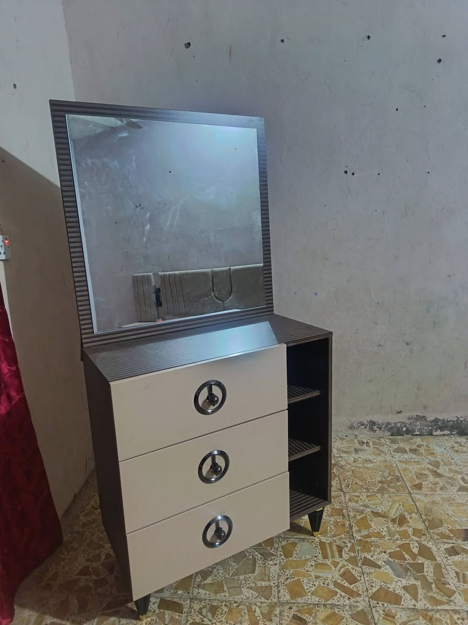 سلام عليكم غرفه تركي 5قطع جديده ما متسعمله سعر 500وبيهه مجال قليل رقم الهاتف *********** مكان كوفه عباسيه
