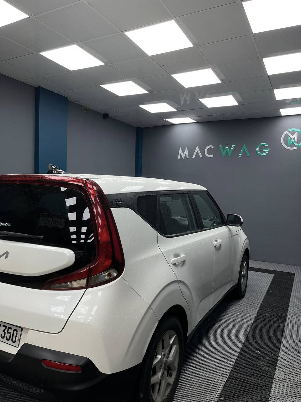 السلام عليكم كيا سول موديل 2022 فئة LX  شكل الجديد KN كلين تاتيل مكفول كفالة عامة من امريكا بدون دواخله كار فاكس مالتيه موجود  بيها فقط بارد بل جاملغ إماميه 10سم و شخوط صغيره جهة السايق  
بدون ايرباك ( يعني الايرباك مطاك ) شاصي / لغد / كير / محرك / حداديه / تبريد كلها مكفولات كفالة عامة بدون لا تبديل قطعة ولا صبغ 
ماشيه 67Km هزه سنويه جديده باسمي  رقم أربيل السيارة ليبل واحد وجدا نظيفه عليها بوليش 
1 - رادارت جانبية 
2- رادارات امامية 
3-رادارت خلفي 
4-تحكم أستيرن  جهتين + كروز كونترول 
5- توقف ذاتي 
6- كاميرا دواره 360 عالية الوضوح
7- شاشة كاربلاي WIFI& CAR PlAY 
8- كير 8نمر اوتو +عادي 
9-نظام أوتو ستوب 
10- إطفاء ذاتي 
11- حجر بيئة 
12- قيادة سبورت عادي (sport)
13- اوتو هولد (Auto Huld)
14- مانع انزلاق 
15-شاشة اعطال بلدشبول 
16- مانع تصادم 
17-قيادة ذاتيه 
18-تحديد مسار 
19- محرك 2000دوش مرغوب 
20- مستشعر وقوف 
21-قماش 
 22- منفذ تايب سي
23-نقطة العمياء 
24- دمام امامي وخلفي 
25-حساس الإطارات 
26-مود درايف 
27-انظمة 3قيادة 
28-اواكس/USB
29- كروس سرعه 
30-مثبت سرعه 
31-شاشة دجتل
32-ويل كب كروم 
السيارة كل ملحقاقتها وياها /ارضيات/كتلوكات/عده / سبير 
العنوان بغداد حي الجامعه ***********
