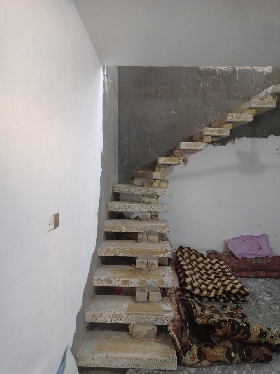 دار للبيع طابو صرف زراعي خلف السايلوا مباشر شارعها 6 متر قرب المولدة المساحة 115متر البناء 
الأساس طابوك والبناء بلوك مع شيلمان 
تحتوي على غرفة نوم عدد 1
صاله كبيرة 
مطبخ 
طارمة كبيرة يمكن بناء استقبال 
بالإضافة إلى وجود صيحات خارجية 
للاستفسار مراجعة مكتب القبطان أو 
 الاتصال على الرقم التالي ***********
