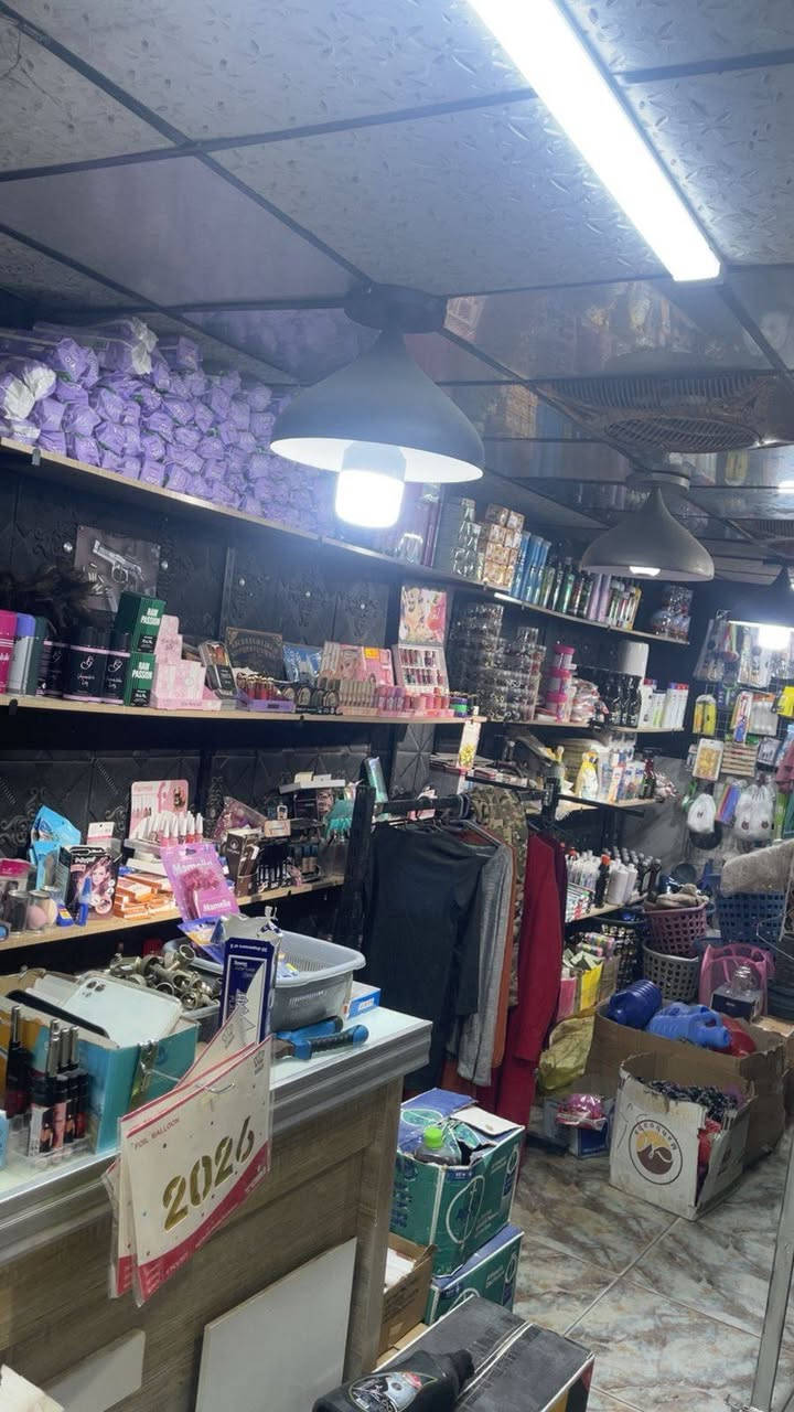 السلام عليكم يوجد اغراض محل للبيع اغراض منزليه وكوزمتك وكآمل محيطاته مكان دوره حي صحه قرب اسواق ليمونه للأستفسار هاذ رقم ***********
