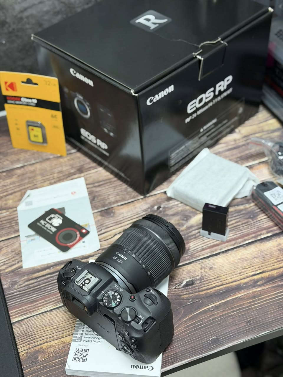 ⁨	📸 Canon RP Kit + عدسة 24-105mm الأصلية
فرصة مميزة لعشاق التصوير الاحترافي ✨
كامرة Canon EOS RP مع عدستها الأصلية بحالة شبه جديدة جداً — استخدام خفيف جداً.

🔹 الحالة: شبه جديدة (كل الملحقات أصلية ولم تُستخدم)
🔹 عداد الشتر: فقط حوالي 100 لقطة 🔥
🔹 نظافة عالية جداً

🎁 الملحقات:
• الكرتون الأصلي
• الشاحن الأصلي
• الحزام الأصلي
• البطارية الأصلية
• كتيبات التشغيل
• رام 32GB هدية 🎁

⸻

⚙️ المواصفات:

✅ حساس فل فريم بدقة 26.2 ميگابكسل
✅ تصوير فيديو 4K
✅ شاشة لمس متحركة بالكامل
✅ نظام فوكس احترافي Dual Pixel
✅ تصوير مستمر سريع
✅ حجم خفيف ومثالية للتصوير والسفر
✅ واي فاي وبلوتوث لنقل الصور بسهولة

⸻

💰 سعر الجديد بالسوق: 1,275,000 دينار
🔥 سعرها يمي فقط: 1,125,000 دينار

🚚 توصيل مجاني لجميع المحافظات

📩 للحجز أو الاستفسار مراسلة الصفحة خاص⁩


**إذا كنت صاحب هذا الإعلان وتريد حذفه لأي سبب، رجاءا أرسل رسالة إلى الدعم الفني**