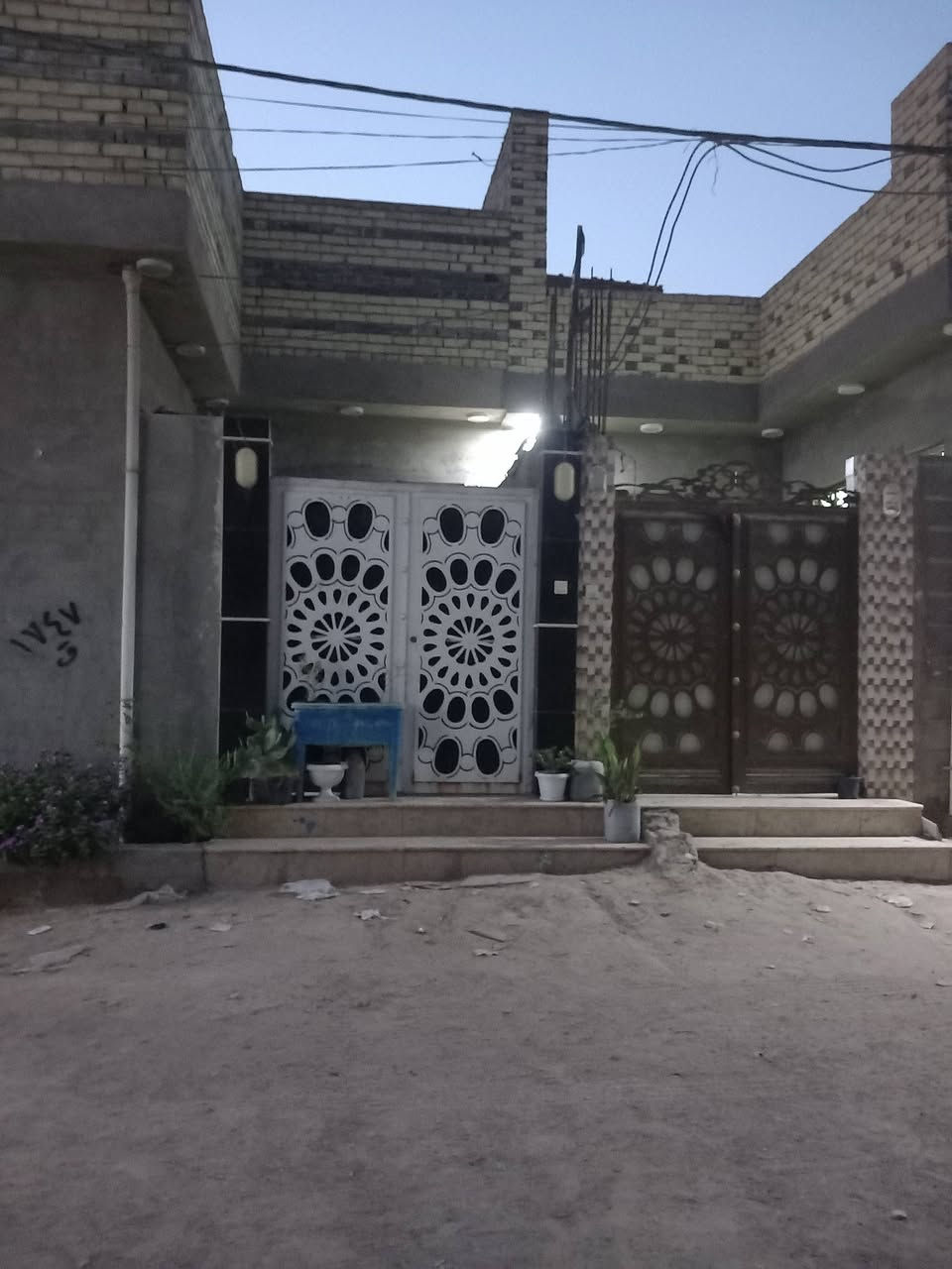 من يبحث عن استثمار دائمي وموثوق
وارد شهري من 800 الى مليون شهرياً 
المساحة 220 متر ركن على شارعين مواصفات العقار يحتوي على بيتين مساحة البيت الواحد 80 متر
 يحتوي البيت الاول على غرفة وصالة ومطبخ وتخاريج داخلية 
ويحتوي البيت الثاني على نفس الخريطة وايضاً يحتوي على سوبر ماركت كبيرة على الشارع مباشرة
 والطابق الثاني على قيد الانجاز واصل للسقف 
على حسب اختيار المشتري بناء العقار اساس وسقف كونكريت درجة اولى ،  البيتين بنائهم مفصول 
مساحة السوبر ماركت 60 متر معزولة عن البيتين
علماً ان العقار يباع بشكل كامل طابو زراعي سند 25 
عنوان العقار كوفة سهلة شارع معمل الدبس 
للأستفسار واتساب ***********

مكتب الموسوي للوسائط العقارية مستعدون لأستقبال عروضكم التجارية والزراعية والسكنية
