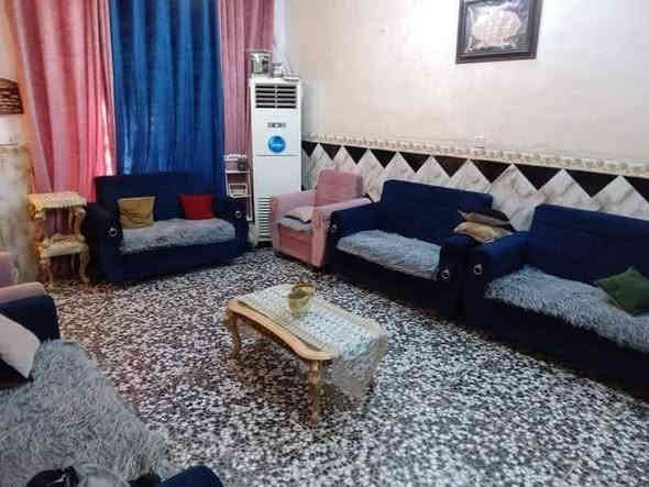 من رخصت صاحب الكروب عندي بيت للبيع مساحة ١٠٠ متر الواجهة ٨متر والنزال ١٢ يتكون من (٣) غرف نوم + استقبال +مطبخ مفتوح +منور+صحيات عدد(٣) الموقع الشعلة عل غربي فرع حسين كابريتر (مع اثاث تخم عدد٢ و سبلت كنتوري+ مكيفات عدد٣) للتواصل مع صاحب البيت الرقم (***********) او (***********)
