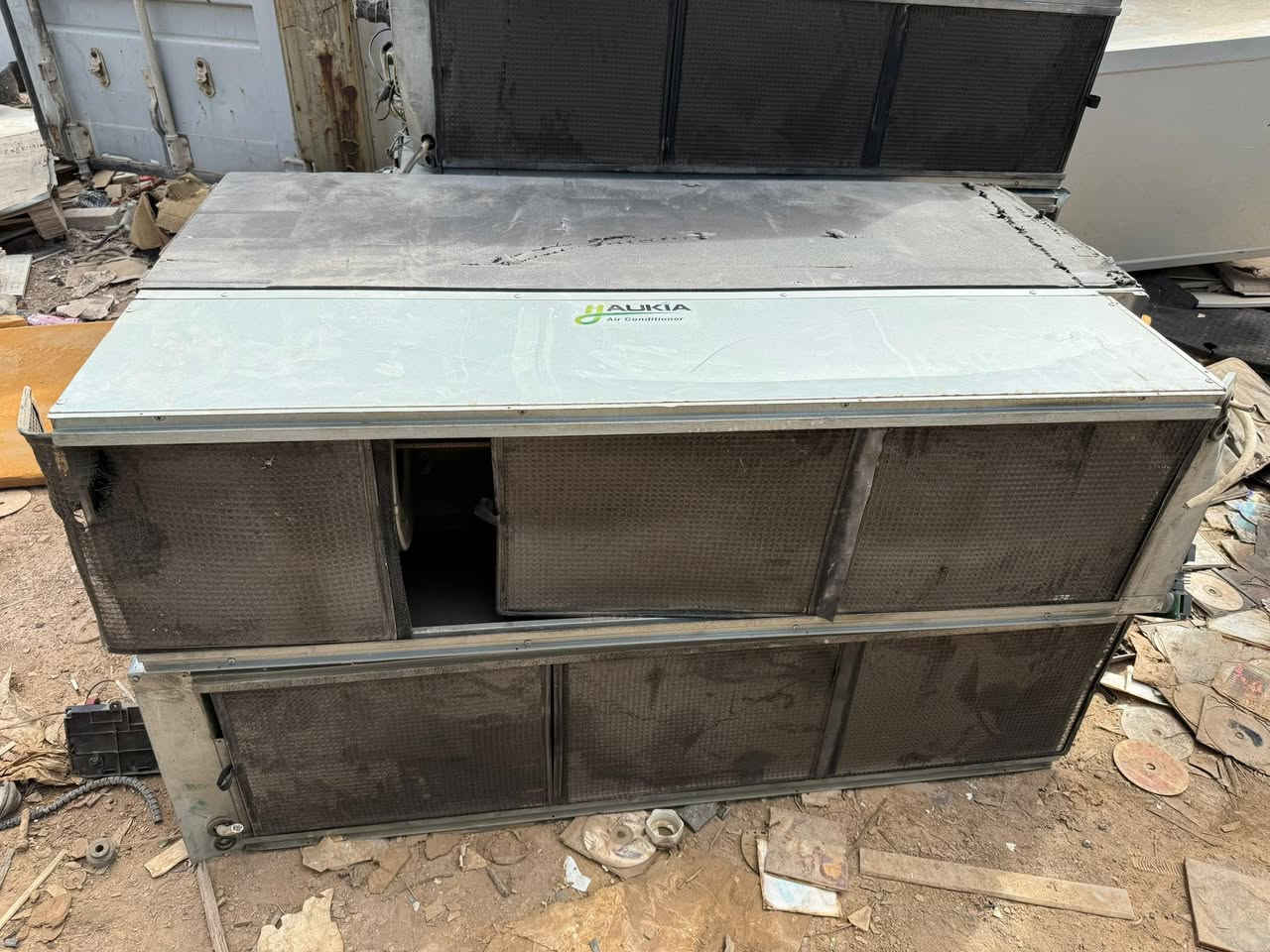 السلام عليكم متوفرات عندي سبالت 5طن كاسيت سقفي نضام انفيرتر شغالات وعالفحص 
*********** 
مكاني بغداد العبيدي
