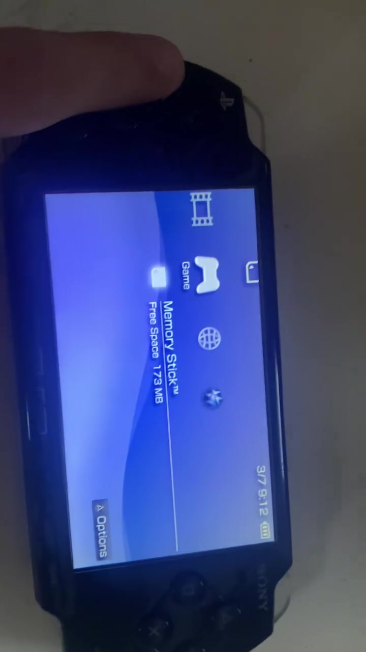 السلام وعليكم.  ١-psp 2000slim الموشكيلة بيها بس زر عالي صوت مايشتغل.  جهاز يشتغل و مهكر مع ميموري ٤كيكا

٢-psp street 
الموشكلة الجهاز مكان ميموري مكسور الجهاز يشتغل ومابيها عيب غير هذا 
بتاريات اثنيناتهم جديد ومع اثنين شاحنة
سعر اثنينهم ٩٠
أبيع شلع


**إذا كنت صاحب هذا الإعلان وتريد حذفه لأي سبب، رجاءا أرسل رسالة إلى الدعم الفني**