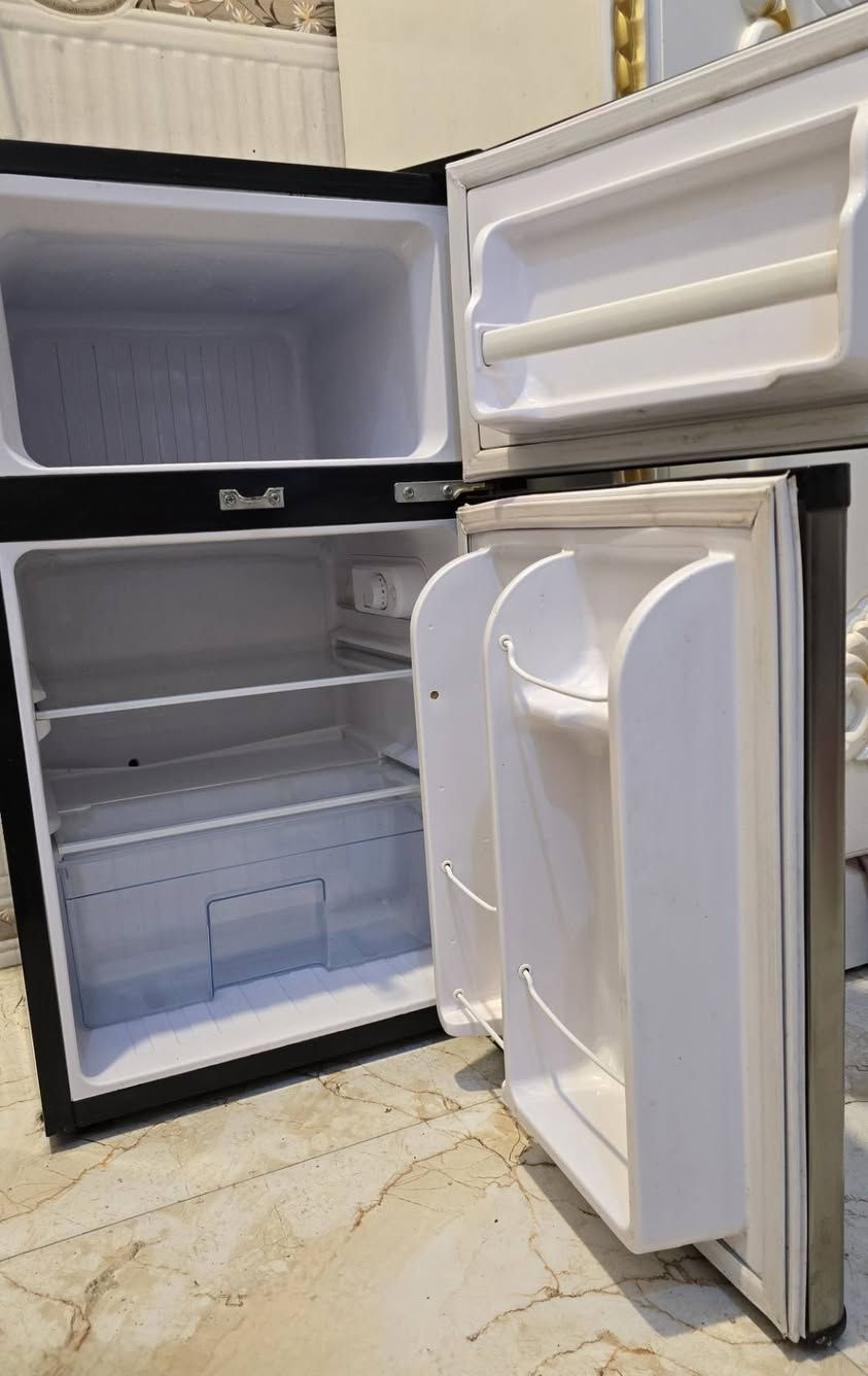 ثلاجة نظيفة مستعملة للبيع 
الطول 81 سم
العرض 47 سم 
تبريد و فريز شغالة 100٪ 
مابيها اي ضرر فقط سطحها من فوق محكوك شوية من اللون مثل ما موضح بالصورة 
السعر 100 الف


**إذا كنت صاحب هذا الإعلان وتريد حذفه لأي سبب، رجاءا أرسل رسالة إلى الدعم الفني**