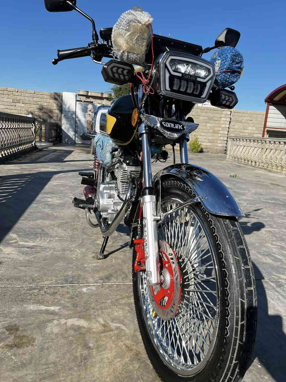 السلام عليكم 
تايكر موديل 25  4كير باب اول محرك مامفتوح شرط
كهربائيات كلها شغاله فقط الشاشه نص تشتغل
الصالنصه تريدها وياه تريد الكاتم الاصليه مالته
السعر 725وبيه مجال ***********
بيع او مراوس مكاني بيجي
