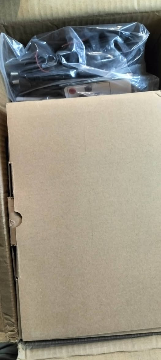 السلام عليكم ... المهتم ينطي سعر ... يوجد توصيل...
هذا المنتج هو نظام DVR لاسلكي للمركبات يحتوي على شاشة LCD مقاس 9 بوصة ودعم لما يصل إلى 4 كاميرات. 
نوع النظام: نظام مراقبة لاسلكي 2nd Generation 2-4 Cam Wireless DVR مع شاشة 9 بوصة.
الوظائف الرئيسية: يدعم التسجيل، الرؤية الليلية، وخاصية الرجوع للخلف (نسخ احتياطي) للشاحنات والحافلات. 
التقنية: يعتمد على تقنية Wi-Fi لنقل البيانات لاسلكياً بين الكاميرات والشاشة. 
المميزات: شاشة عالية الوضوح تدعم تقسيم الشاشة لعرض عدة كاميرات في وقت واحد.


**إذا كنت صاحب هذا الإعلان وتريد حذفه لأي سبب، رجاءا أرسل رسالة إلى الدعم الفني**