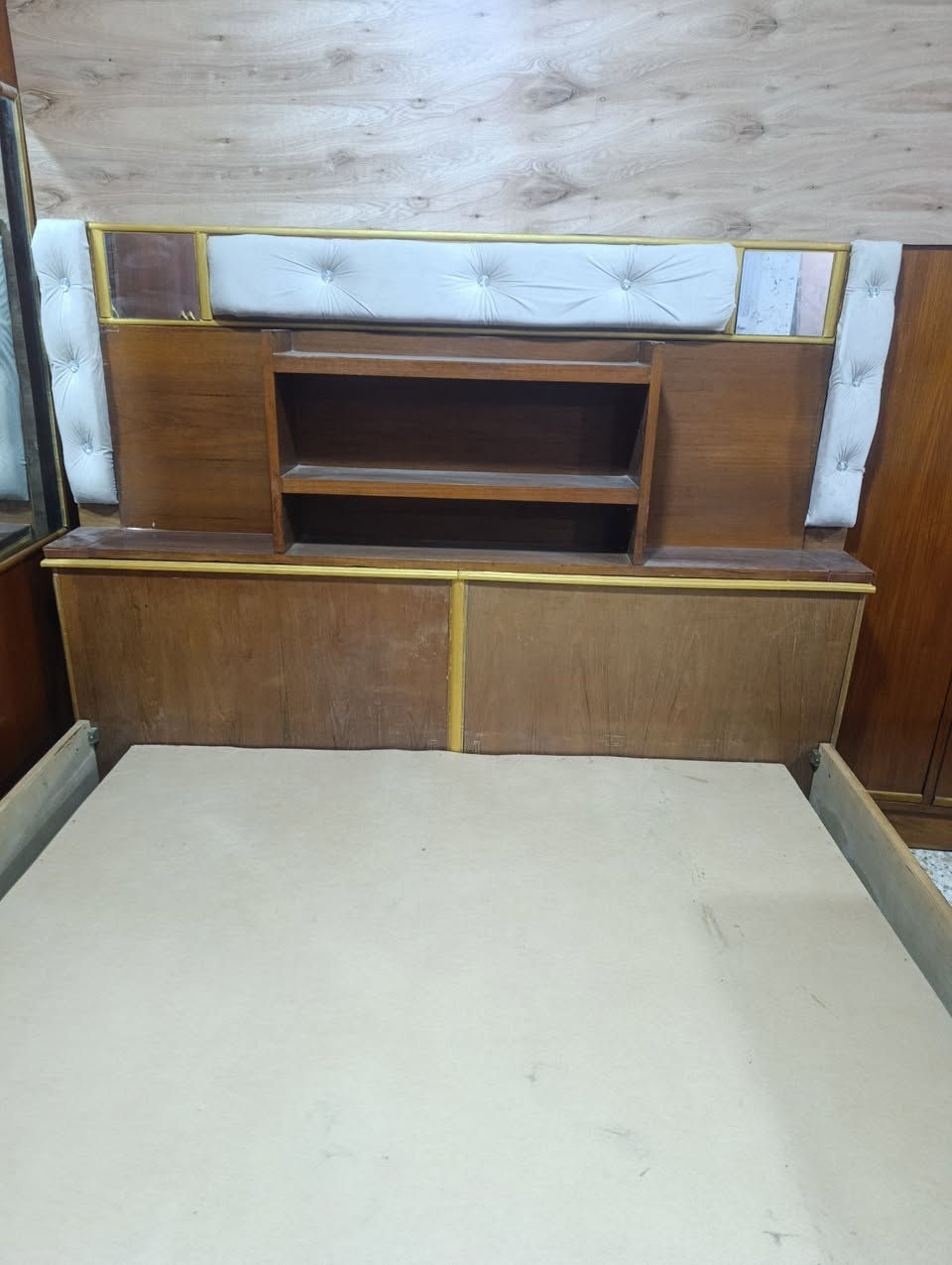 سلام عليكم / غراض للبيع 
غرفتين صاج
وبوفيات عدد 2  / مكاني كركوك 
 أسعار عالخاص او عالواتساب ***********
