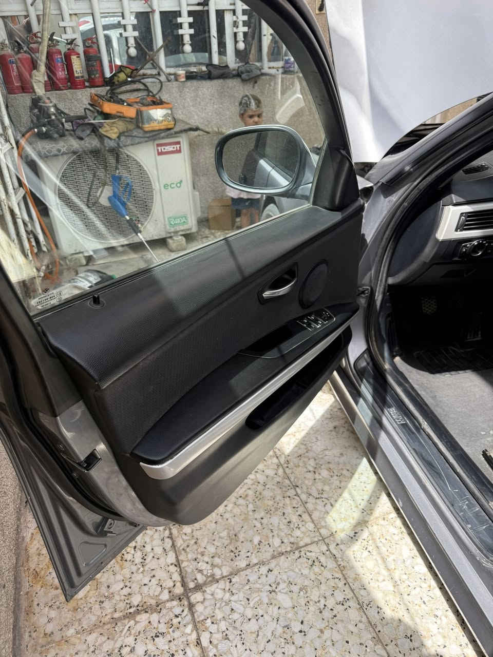 السلام عليكم 
bmw e90 
موديل 2009 خليجي بصمه 
وياهه بصمتين بلاديات 
رقمً بغداد انكليزي بأسمي سنويه وهزه جدد شرط تحويل 
تبريدقطعتين 
تحكمات ستيرن جهتين 
كيرعادي ٧ نمر 
محرك اربعه سلندر تنفس طبيعي حته ع مي تمشي انسه صرف بانزين 
صدر امامي خلفي جديد 
خمسه ويل كب جديد 
خمسه تاير نقشه وحده مبدل جديد
كهربائيات بوضع شركه مامدوده ايد بيهه 
كير ومحرك بشرط جددوعندي محرك حاويه مال وارد هم انطي وياهه لليشتري سياره هديه 
حجر بيئه بلاد صالنصه صوت حلو 
داخل سياره جديدزيرو
داخل المحرك بوضع شركه 
داخل صندوك جديد
حته العوازل البلاسك الجوه ع شواصي موجوده 
السياره بيهه جاملغ خلفي كلير وبيه شبر بل جاملغ والبنيد صبغ وجراد بل قماره 
مابيه اي نقص ترايك ال المانيا 
*********** متوفر واتساب
مكان السياره المنصور او بغداد الجديده
