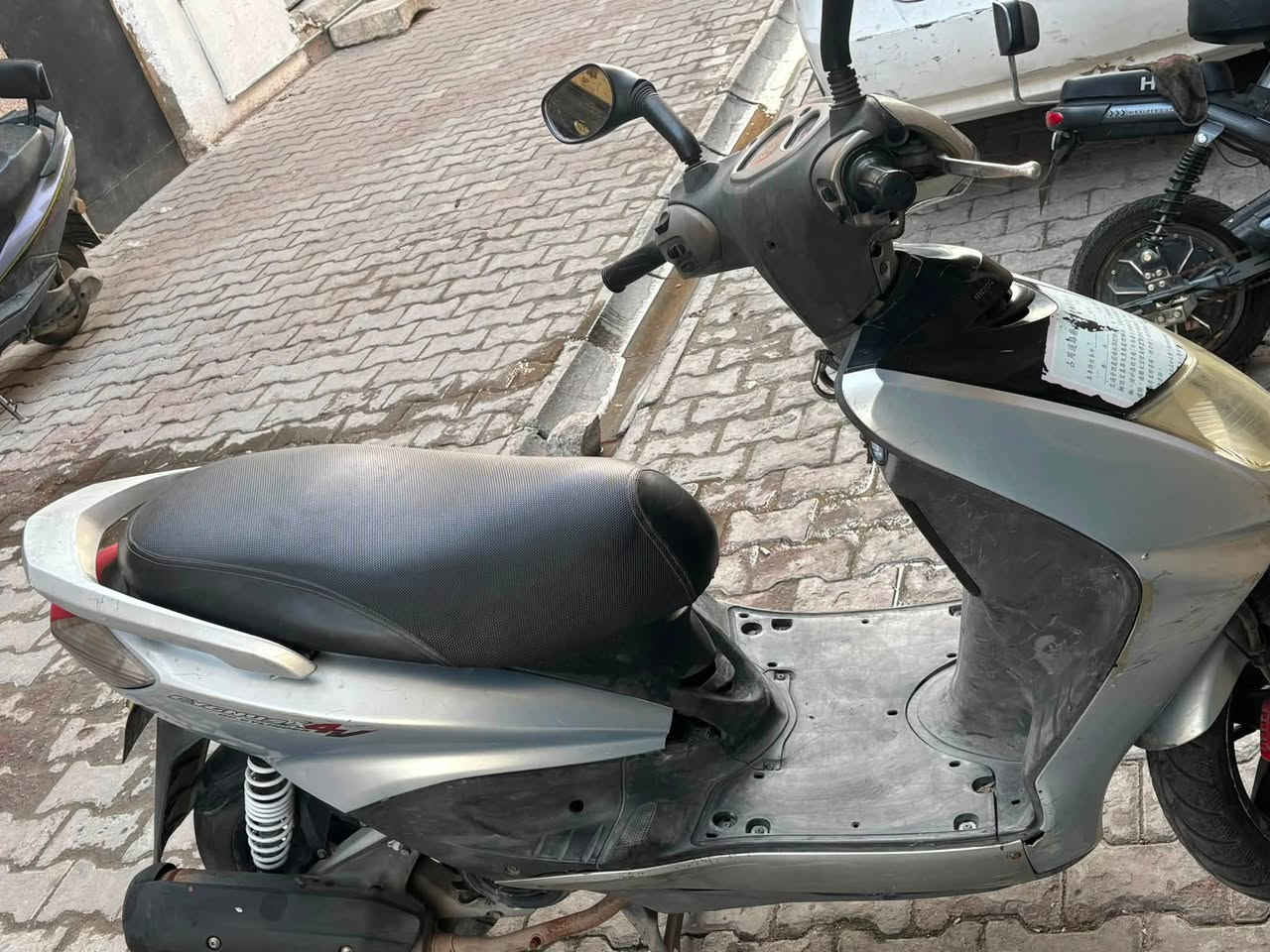 سلام عليكم سكنس نثيه للبيع دراجه حلوه كفرات بلاديه مكينه ناعمه كهربائيه كلها شغاله نكره سلف مريات دراجه ملحه كلها مال رمبه سعرها 550  وبيها مجال رقمي *********** مكاني بغداد الكرخ
