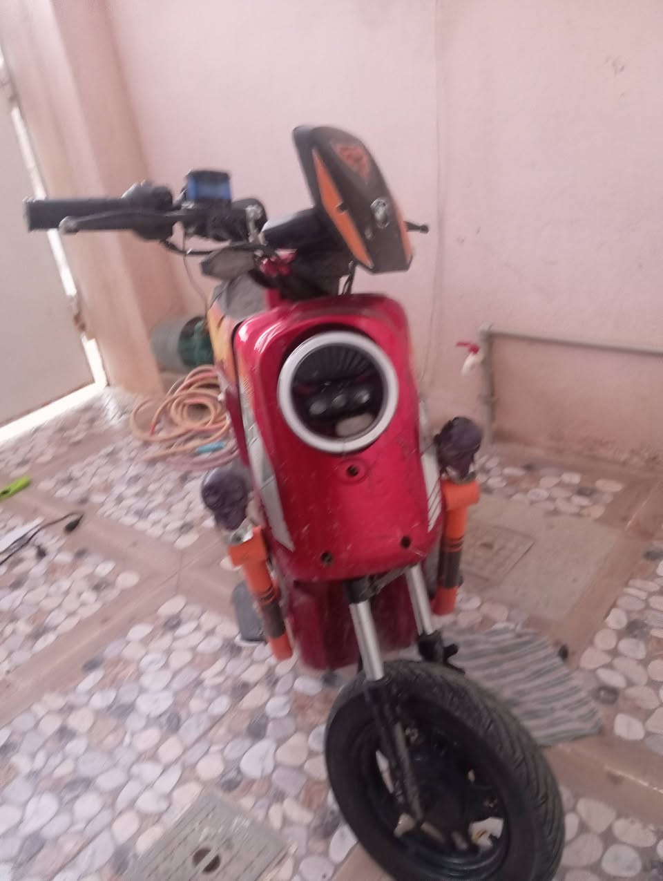 للبيع دراجه شحن نوع His x900ملف 200اربع سرع سرعته 100بل حقيقي 70 باتري5جديدات  2باتري احترك بيه واحد يشتغل يرادلك واحد باتري بس انطيك ياه بشرط لايت اشاير نضام بك بيه هم بس بيه من كدام حادت بصيط كفر بس شاصي مامكسور سعر 250بيه مجال لشراي فقط رقم ***********
