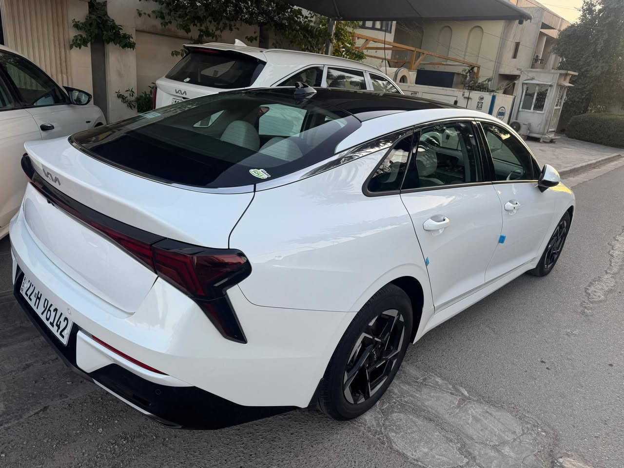 السلام عليكم   🏆ارخص K5 بالعراق 🏆
للبيع فقط ارخص من الامريكي 
K5 خليجي موديل ٢٠٢٤ وكاله نم اربيل كفاله عامه من الصبغ والشخط والتكحيل جديده جدا بحاله الزيرو ماشيه ١٩ الف كيلو 
⚔️المواصفات ⚔️

بانوراما 
بصمه ابواب وتشغيل 
كراسي جلد وكهرباء 
شاشه متصله وكامره 
حساس امامي خلفي 
لايت زنون وبك لايت لد 
هندبريل بصمه 
تبريد شاشه 
وباقي المواصفات المعروفه 
مكانها بغداد الكراده 
***********
السعر    ٢١٥   ورقه  وبدون عمله واذا لكيت هيج نظافه وبهيج سعر اتوكل اشتري حتى لا اتعبني واتعبك وربي يرزق الجميع
