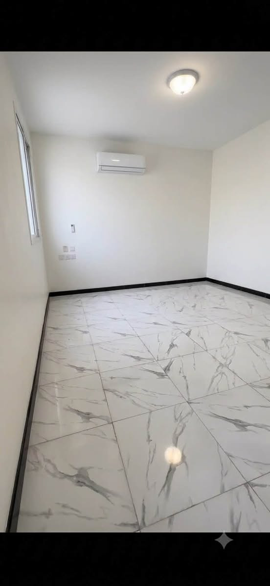🏡 بيت للبيع

📏 المساحة: 100 متر
📐 العرض: 6 أمتار

🏡 التفاصيل الداخلية:

• غرفة نوم: 6 × 4.5 م
• استقبال: 4 × 4 م
• صالة ومطبخ كبير جداً (مفتوحان على بعض بتصميم عصري)
• حمّامان (واحد داخلي وواحد خارجي)
• الساحة المكشوفة بالكامل سيراميك
• غرفة إضافية في الطابق العلوي

✨ المواصفات:

• أرضية سيراميك ومرمر
• مطبخ أوروبي مفتوح على الصالة
• كهرباء، ماء، ومجاري درجة أولى
• صب كونكريت (السقف كونكريت)
• السطح ملبوخ بالكامل ومزوّد بوشتايكر
• البيت نظيف جداً وجاهز للسكن

السعر 38 مليون وبي مجال 
للتواصل على الرقم  ***********
