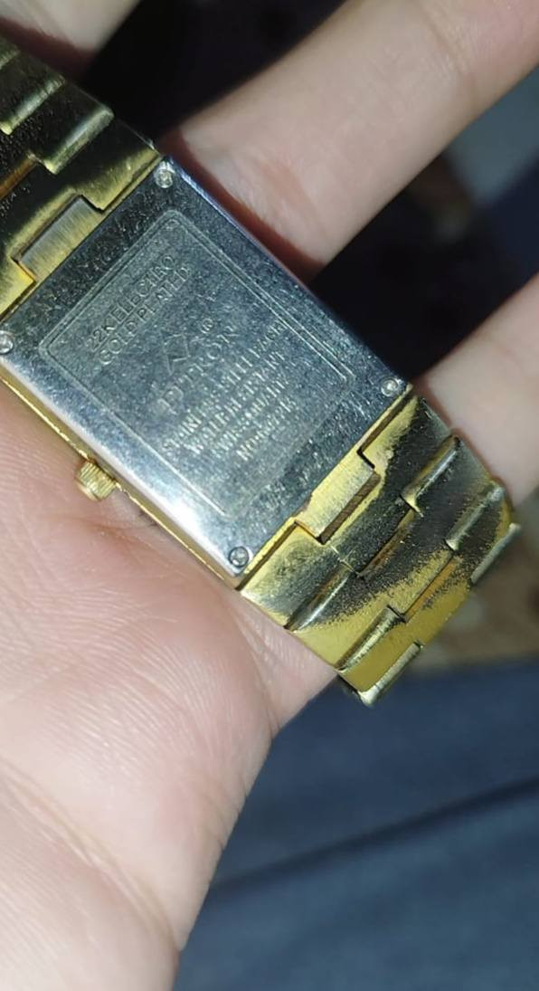 ساعة فترون (Fitron) كلاسيك - مطلي ذهب عيار 22
​الماركة: فترون (Fitron) أصلية.
​المواصفات: ماكينة سويسري (Swiss Quartz)، مطلية بذهب  عيار 22 (22K Electro Gold Plated).
​الحالة: الساعة قديمة (أنتيك) ونظيفة جداً كما موضح بالصور، تحتاج فقط تبديل بطارية 
​التصميم: شكل مستطيل مميز مع سوار منقوش، قطعة راقية جداً للبس أو للاقتناء.
قيم بما يرضي الله


**إذا كنت صاحب هذا الإعلان وتريد حذفه لأي سبب، رجاءا أرسل رسالة إلى الدعم الفني**