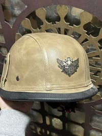 خوذة جلد طبيعي • جديدة ما لبست • قياس M